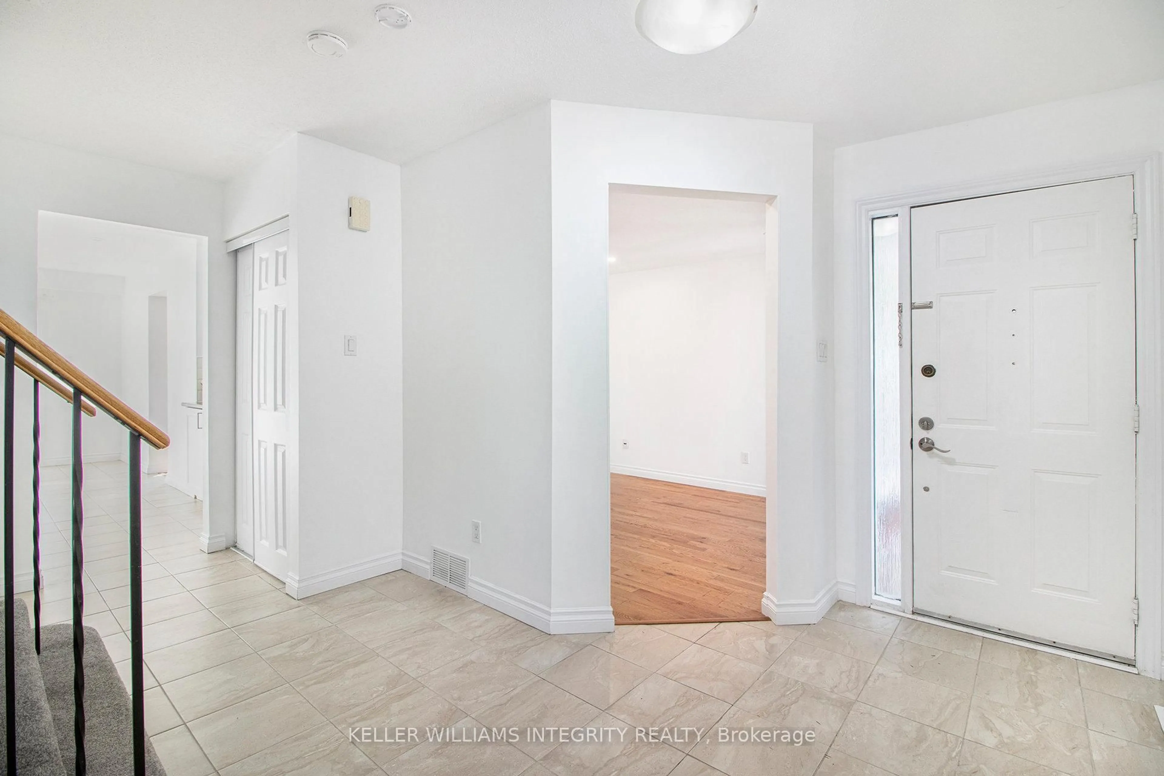 Indoor entryway for 2044 Wildflower Dr, Orleans Ontario K1E 3R5