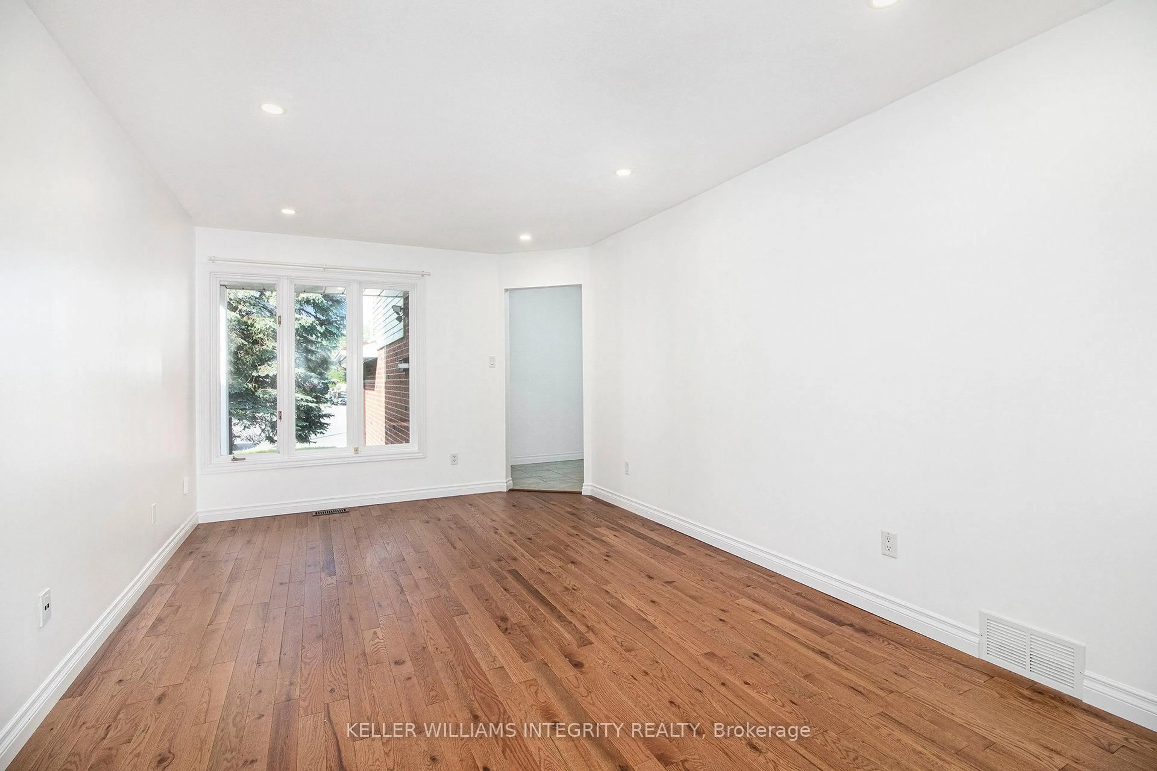 A pic of a room for 2044 Wildflower Dr, Orleans Ontario K1E 3R5