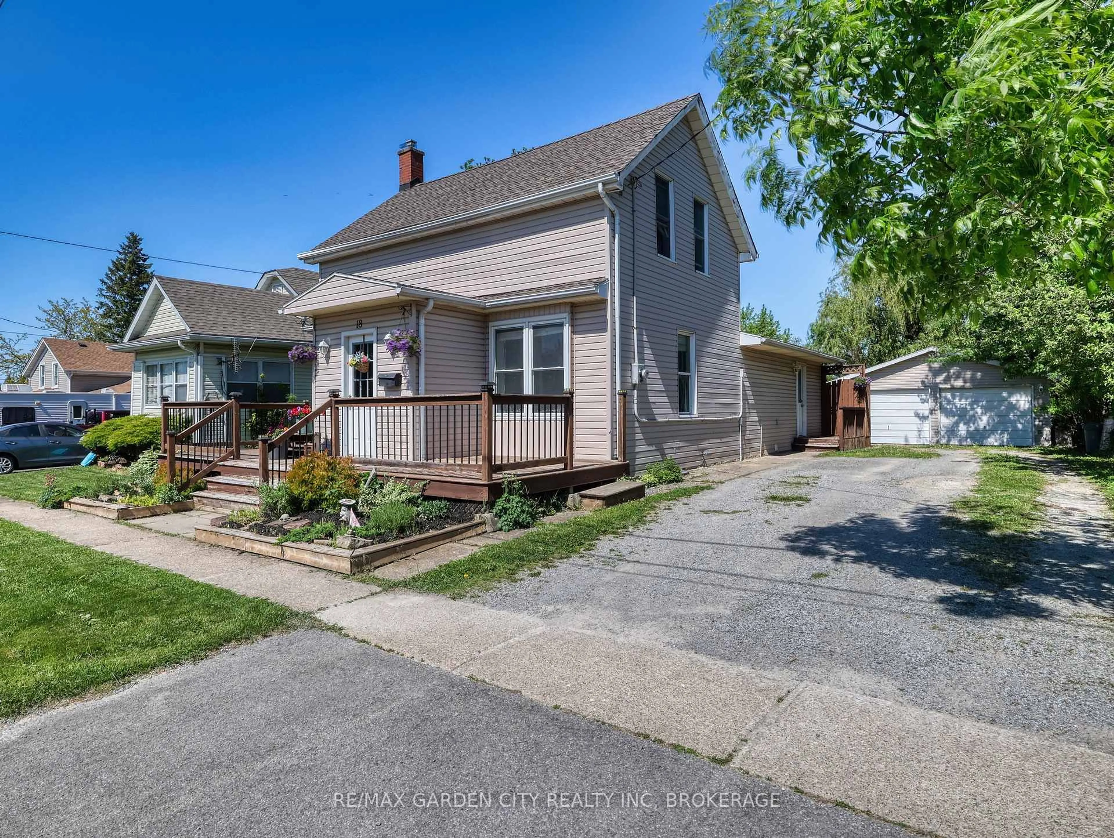 A pic from outside/outdoor area/front of a property/back of a property/a pic from drone, street for 18 ST. PETER St, St. Catharines Ontario L2T 1N8