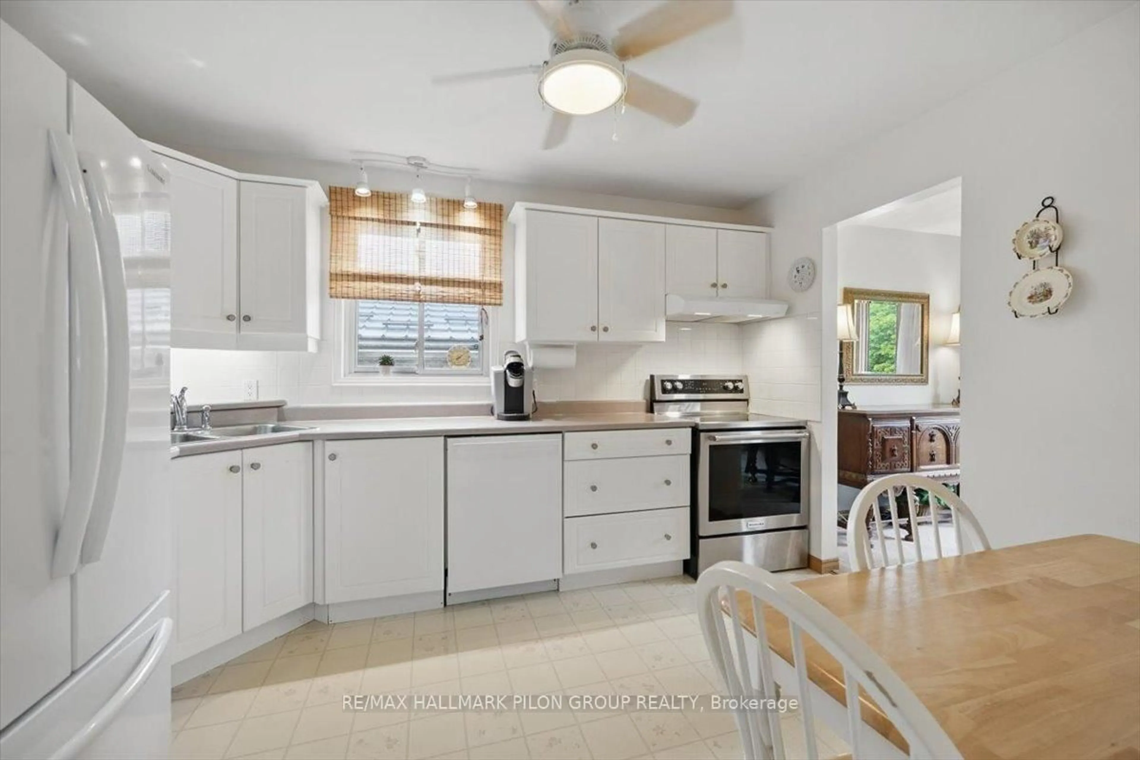 Open concept kitchen, ceramic/tile floor for 1303 Vista Dr, Brockville Ontario K6V 6G2
