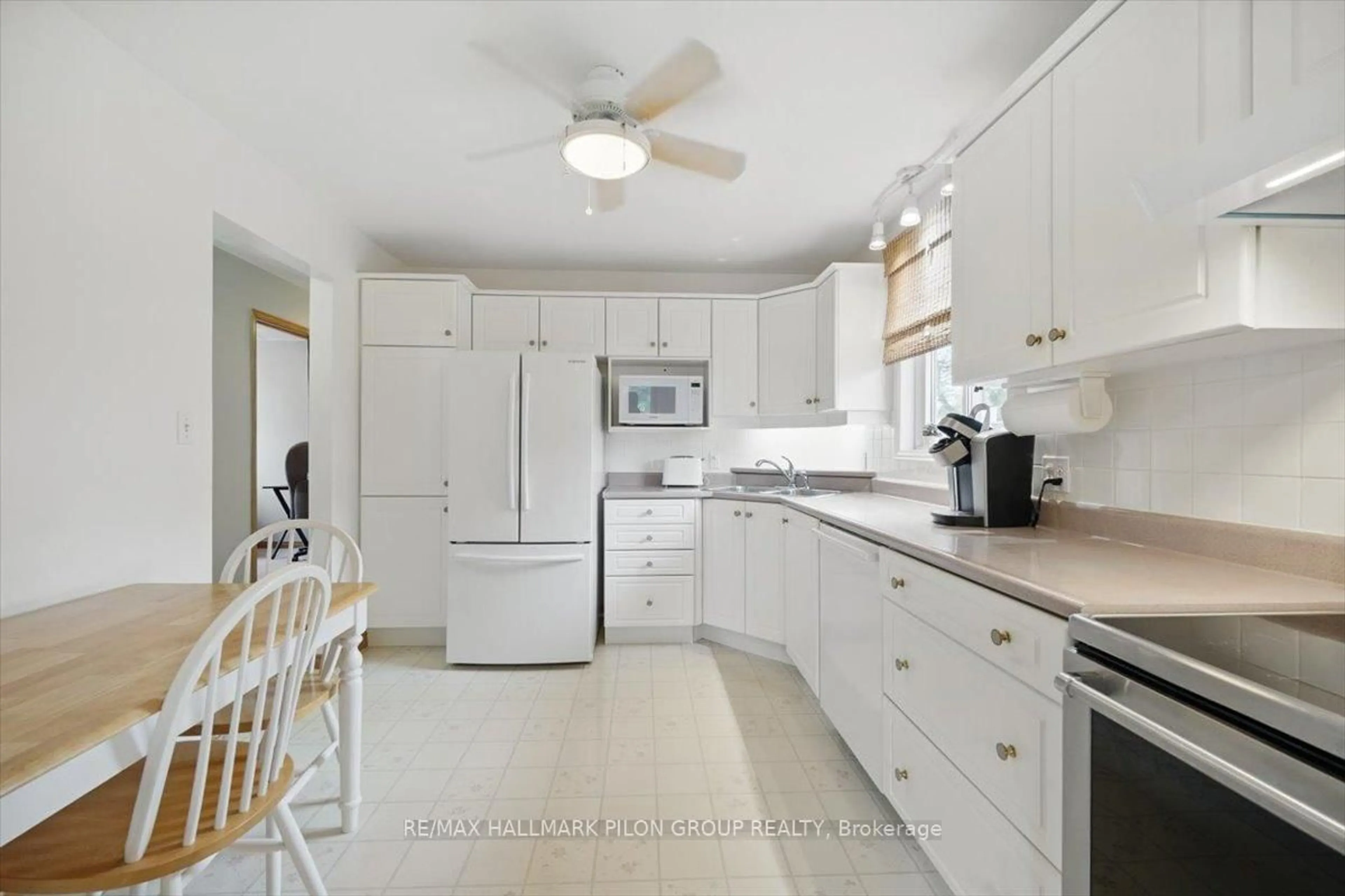 Standard kitchen, ceramic/tile floor for 1303 Vista Dr, Brockville Ontario K6V 6G2