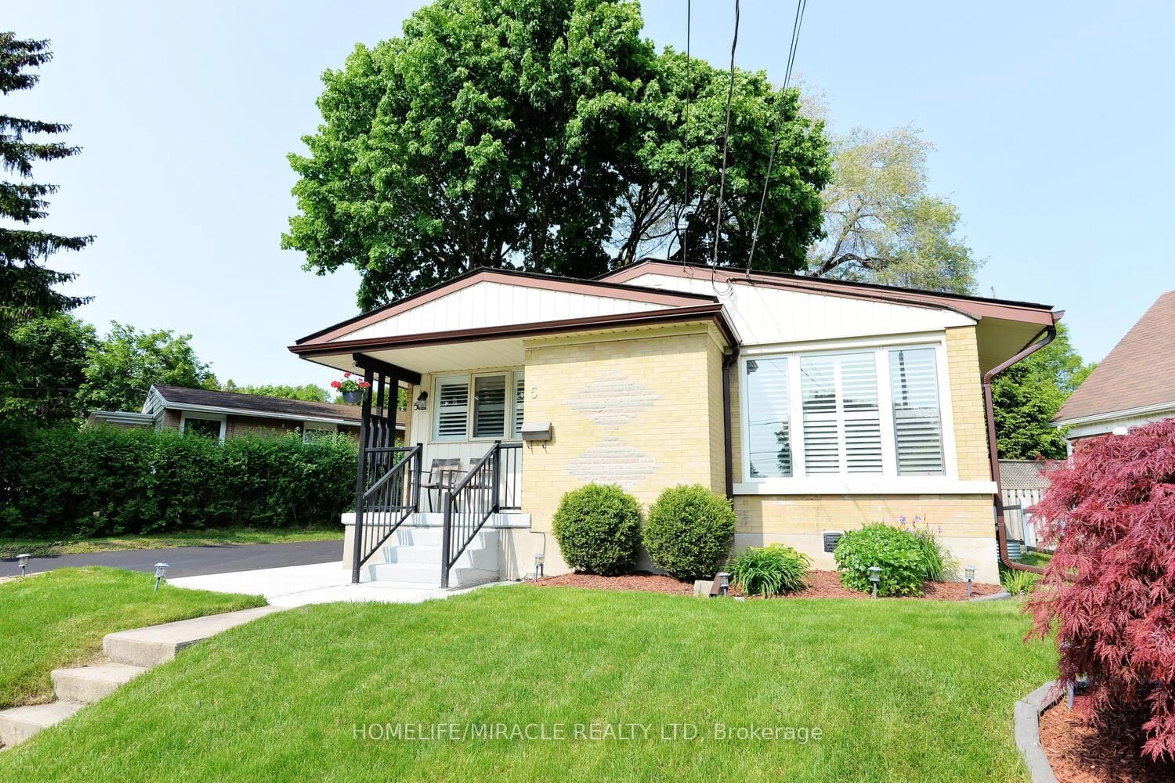 Home with vinyl exterior material, street for 5 Lincoln Cres, Guelph Ontario N1E 1Y7