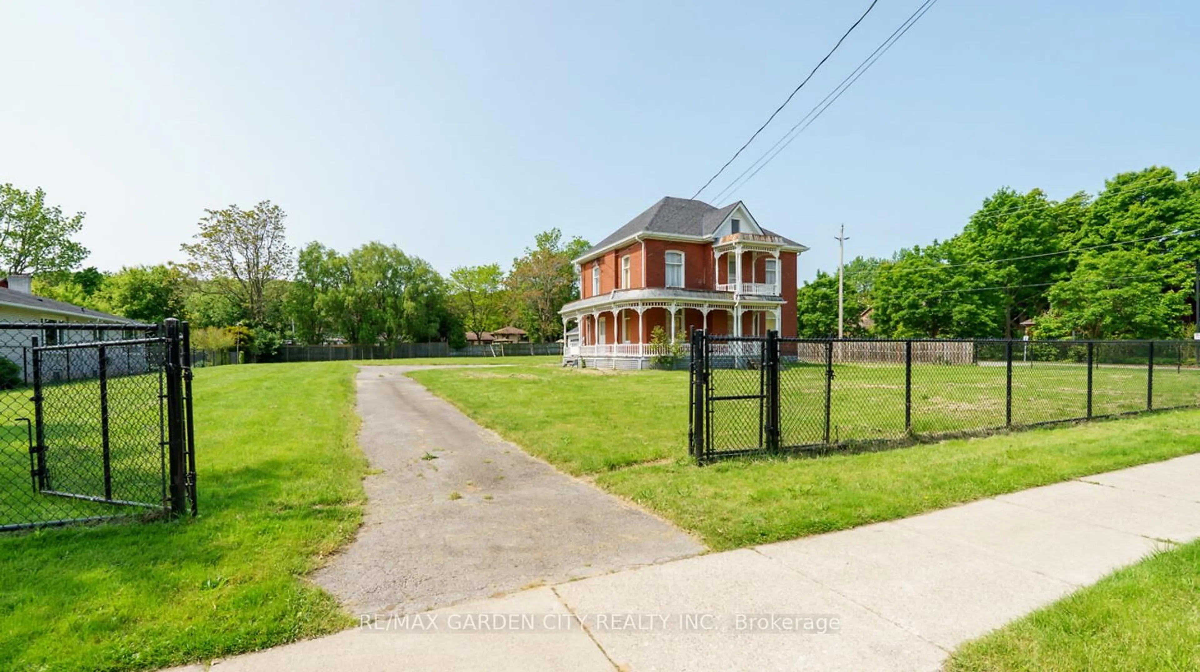 A pic from outside/outdoor area/front of a property/back of a property/a pic from drone, street for 122 MAIN St, Grimsby Ontario L3M 1N8