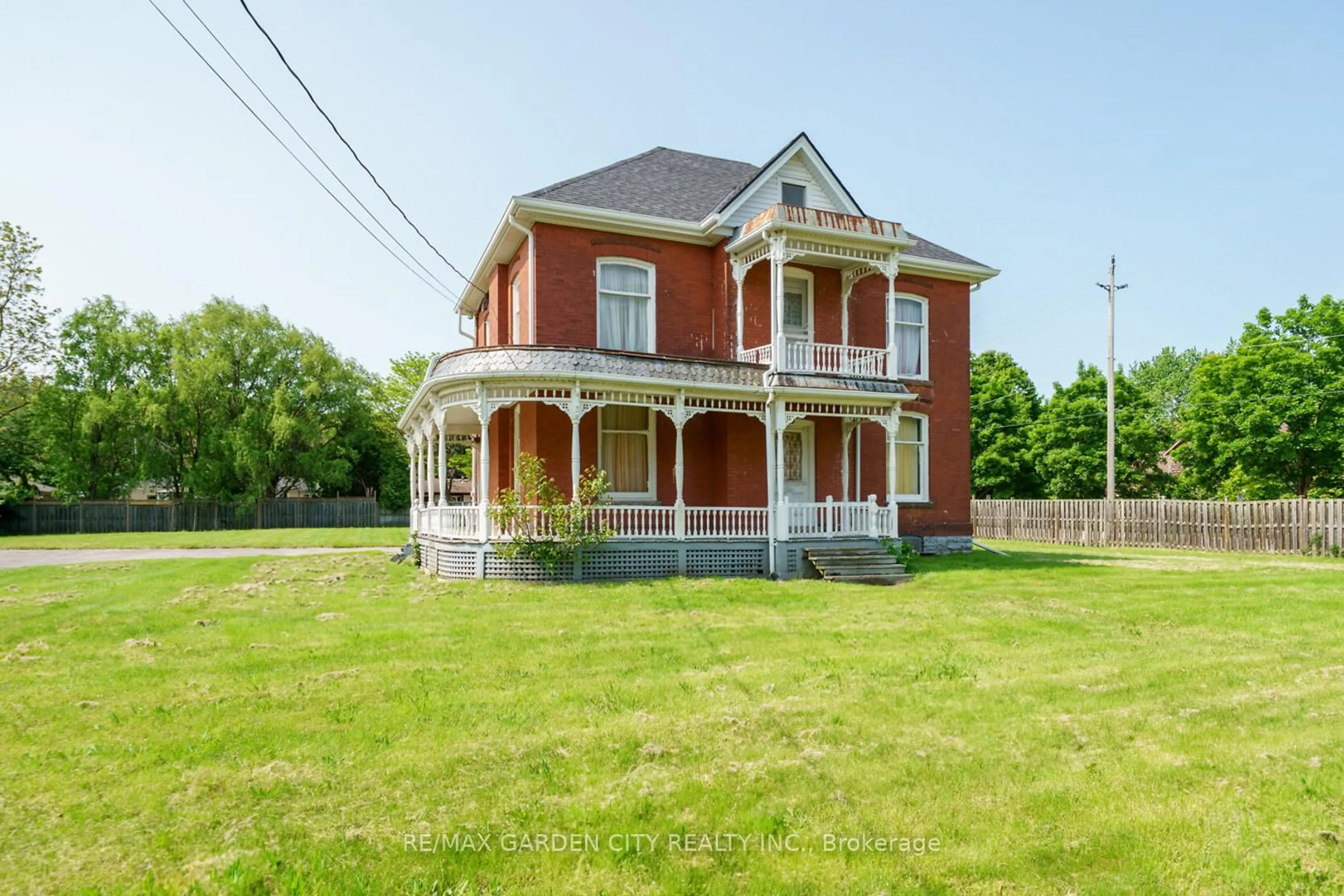 Home with brick exterior material, building for 122 MAIN St, Grimsby Ontario L3M 1N8