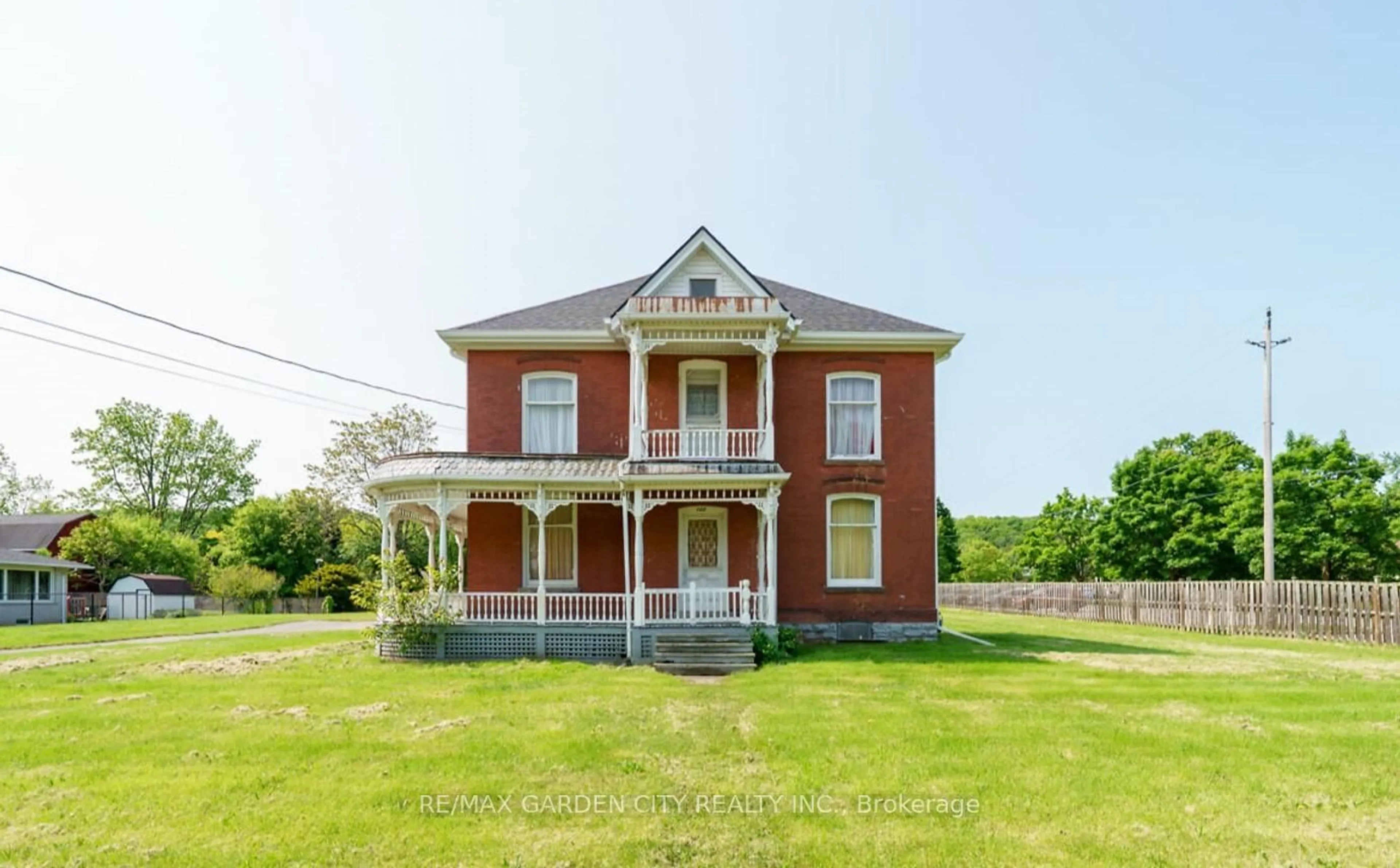 Home with brick exterior material, building for 122 MAIN St, Grimsby Ontario L3M 1N8