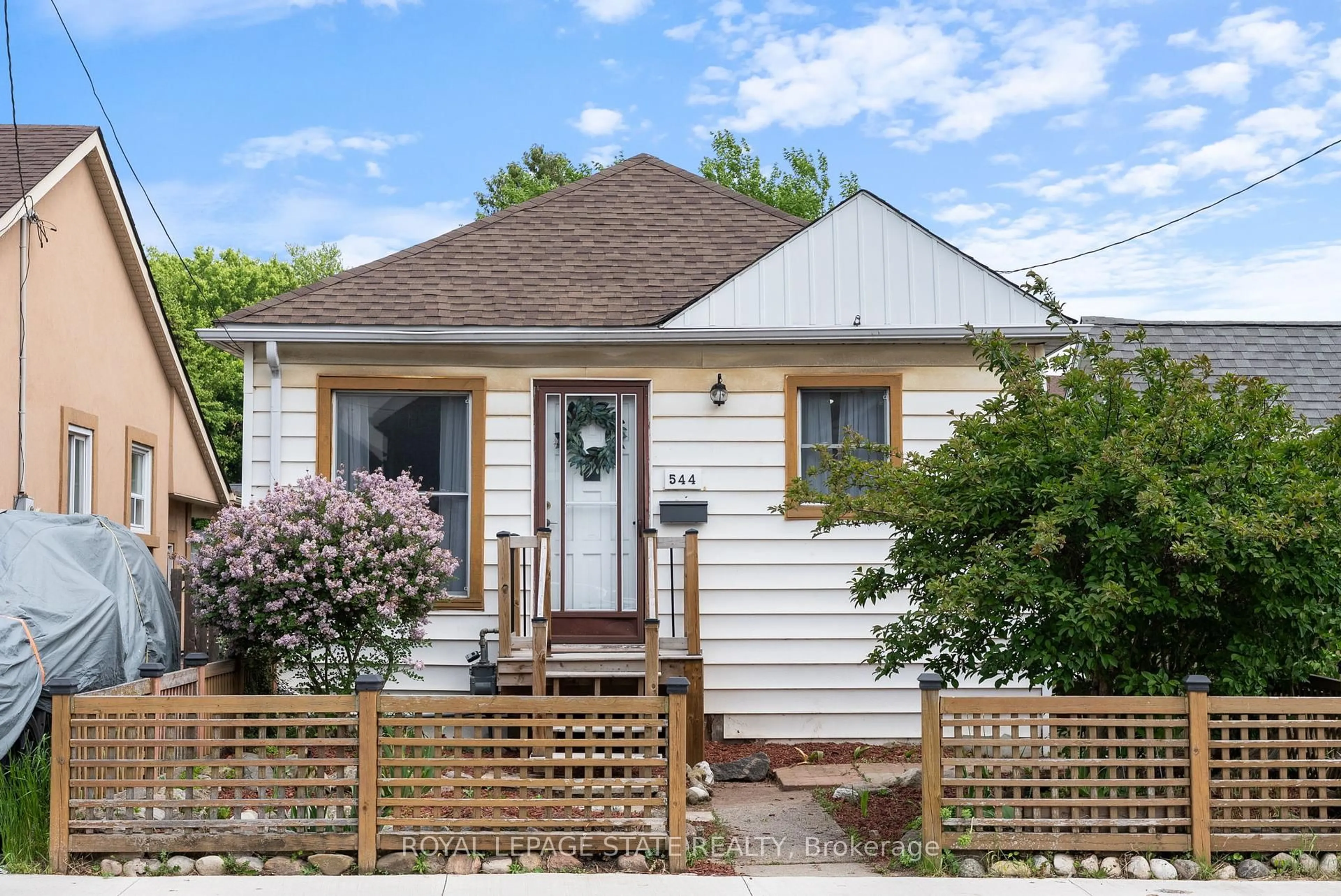 Home with vinyl exterior material, street for 544 Mary St, Hamilton Ontario L8L 4X7