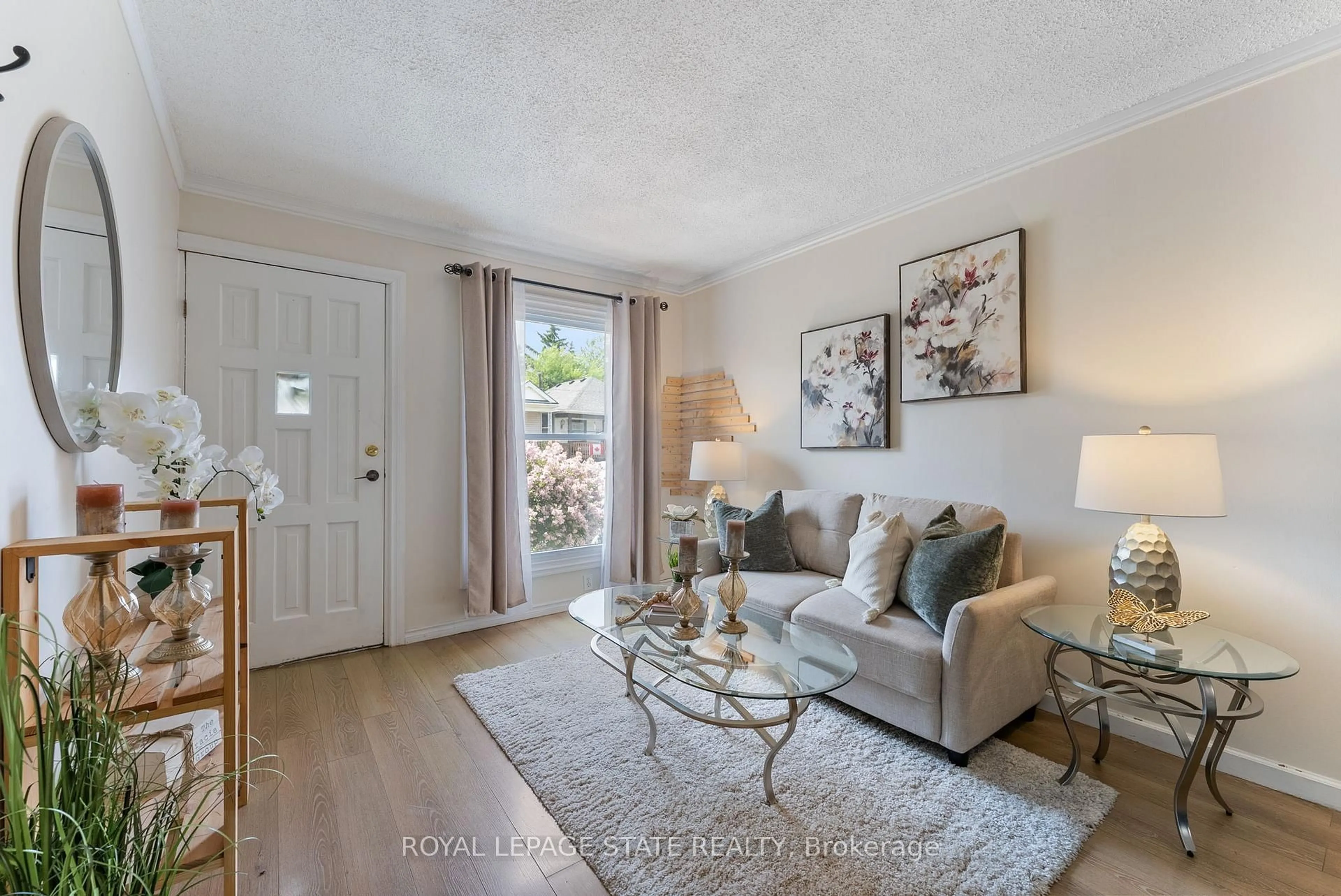 Living room with furniture, unknown for 544 Mary St, Hamilton Ontario L8L 4X7