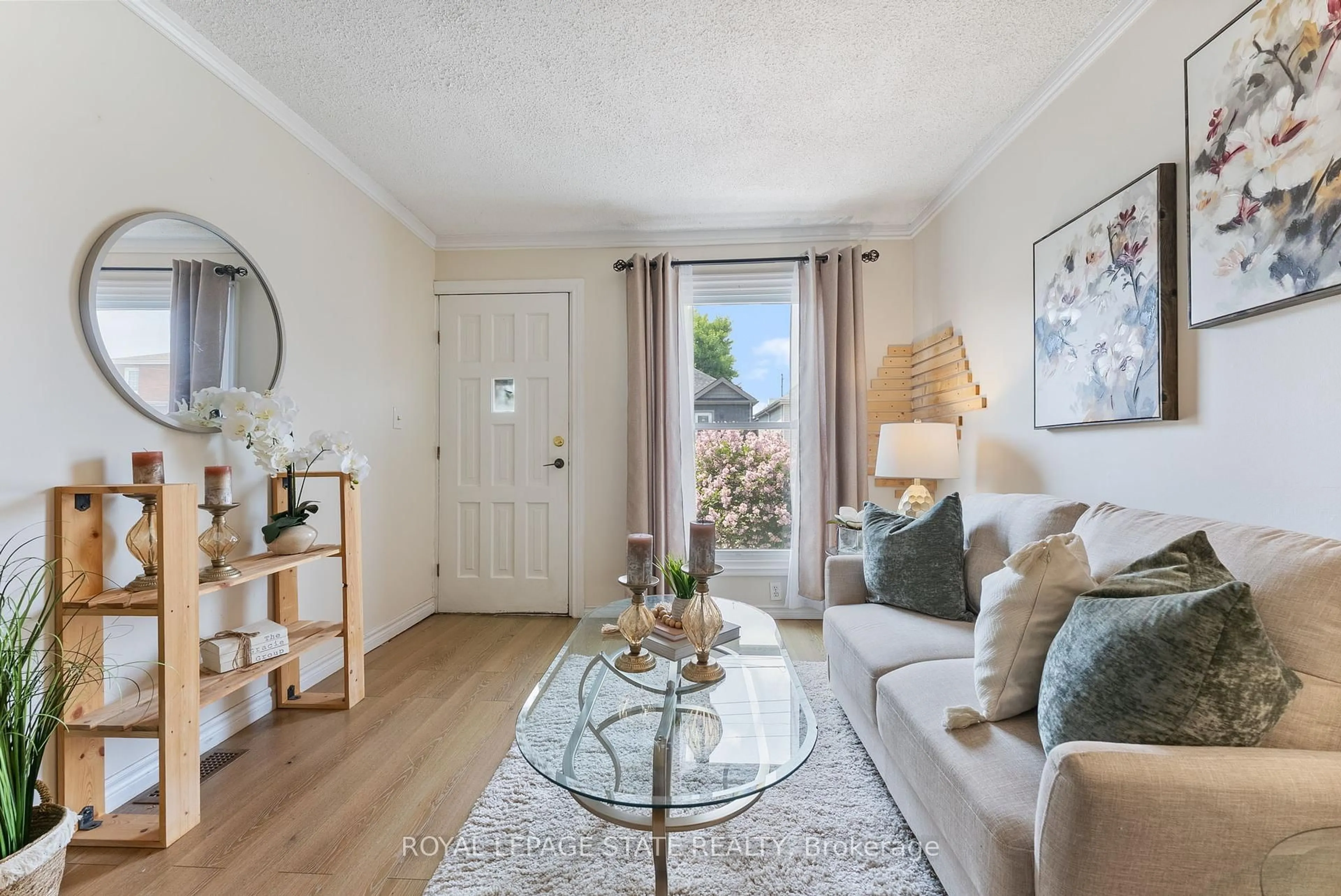 Living room with furniture, unknown for 544 Mary St, Hamilton Ontario L8L 4X7