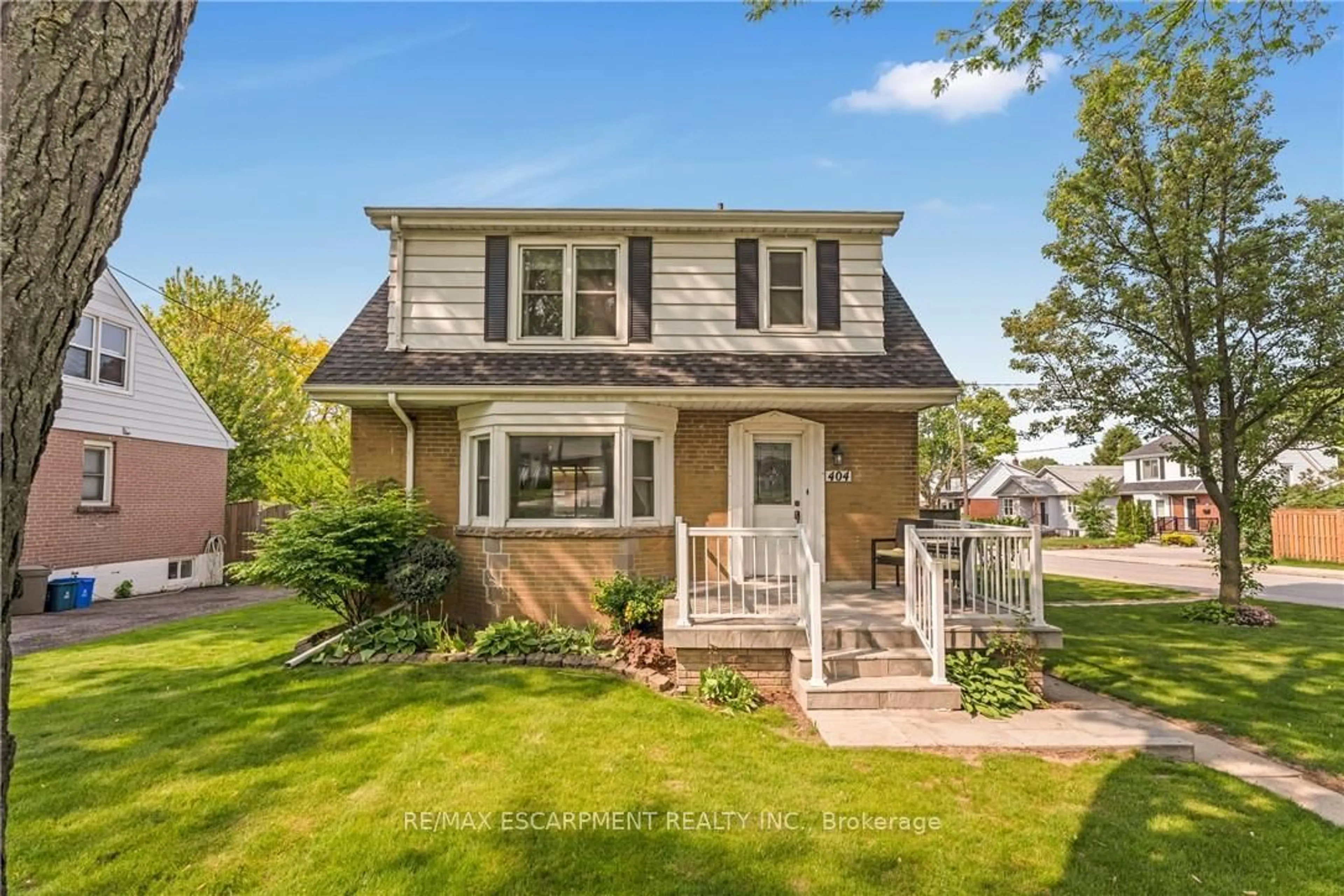 Home with vinyl exterior material, street for 404 Sanatorium Rd, Hamilton Ontario L9C 2A9