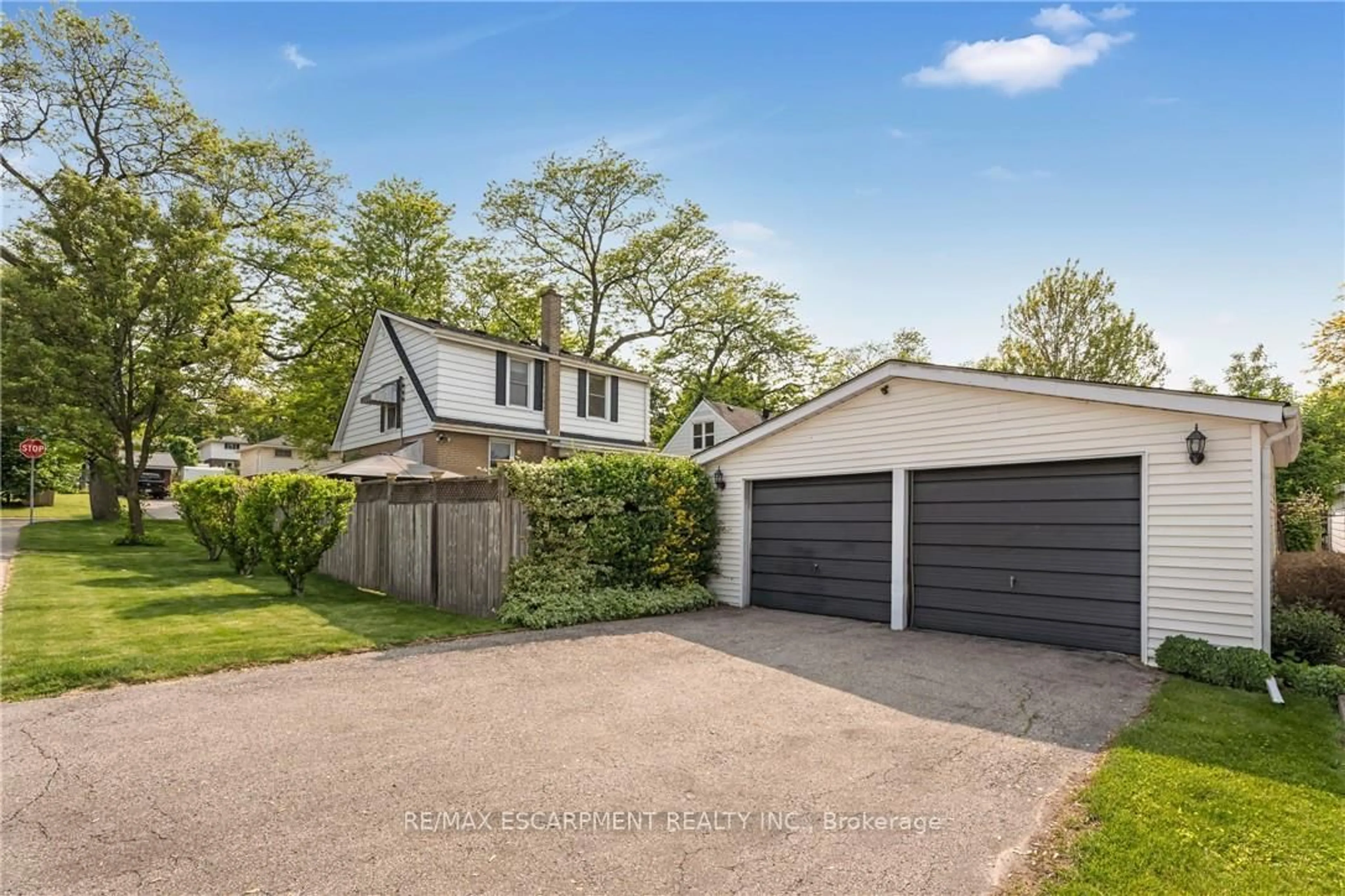 A pic from outside/outdoor area/front of a property/back of a property/a pic from drone, street for 404 Sanatorium Rd, Hamilton Ontario L9C 2A9
