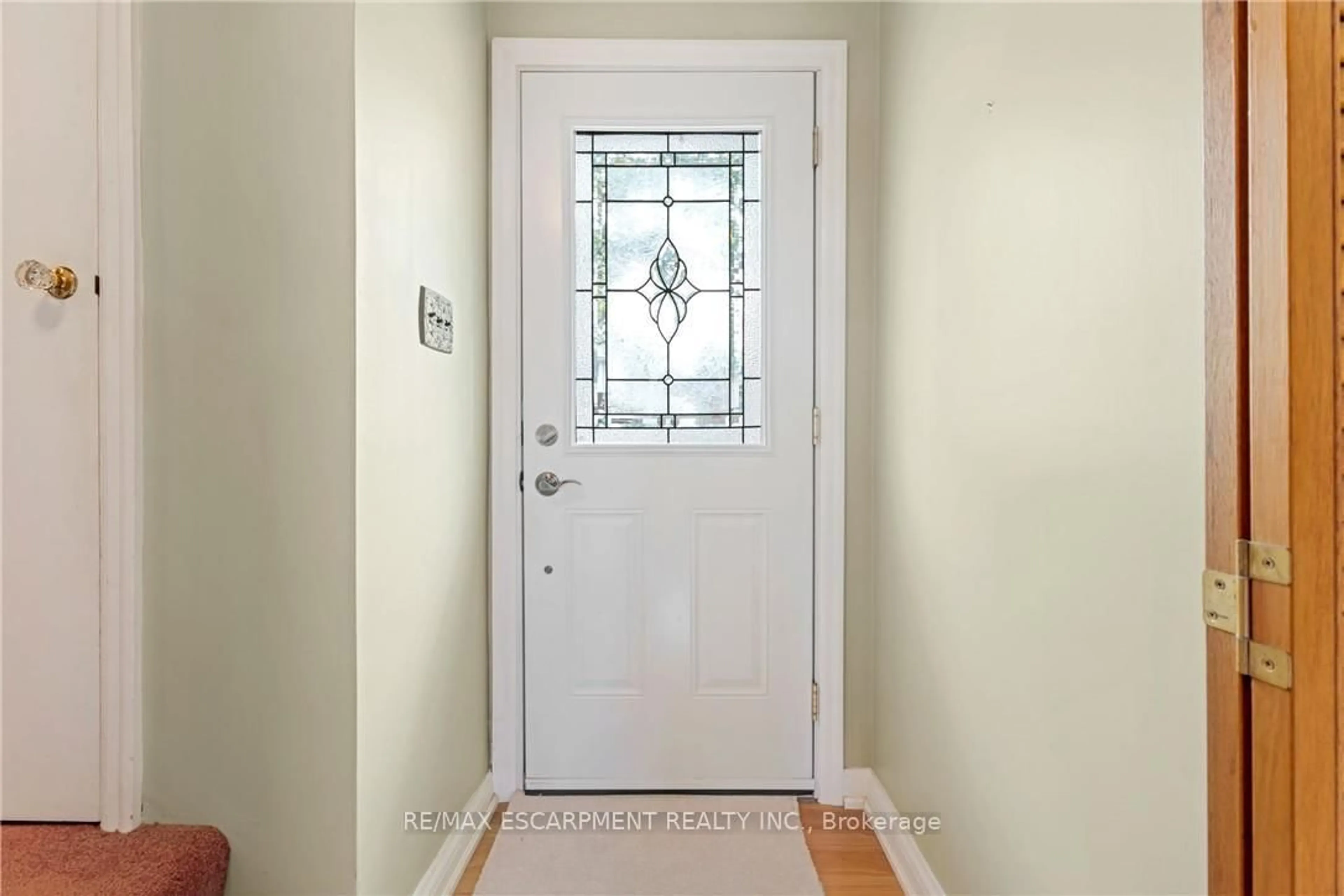 Indoor entryway for 404 Sanatorium Rd, Hamilton Ontario L9C 2A9