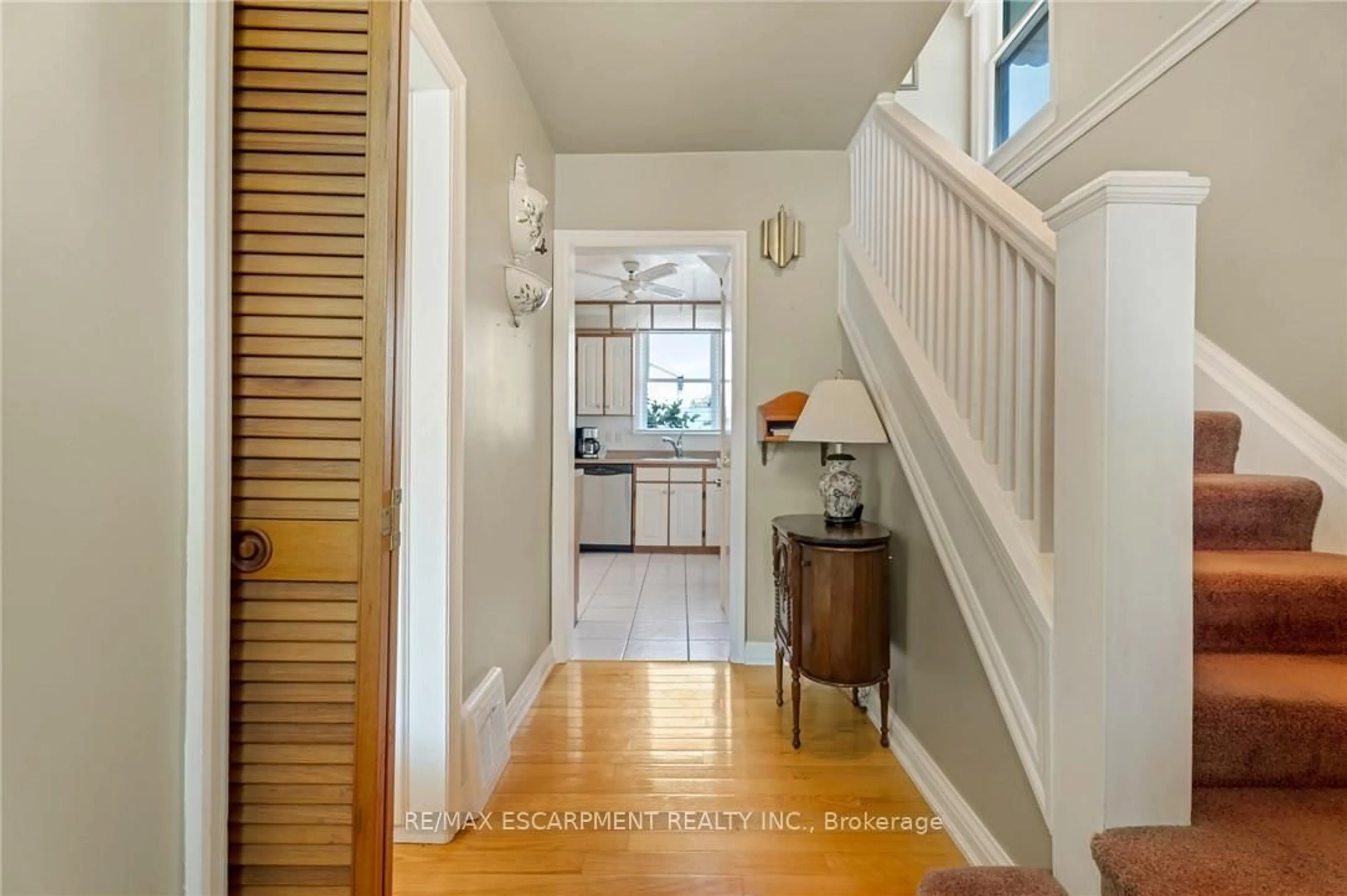 Indoor entryway for 404 Sanatorium Rd, Hamilton Ontario L9C 2A9