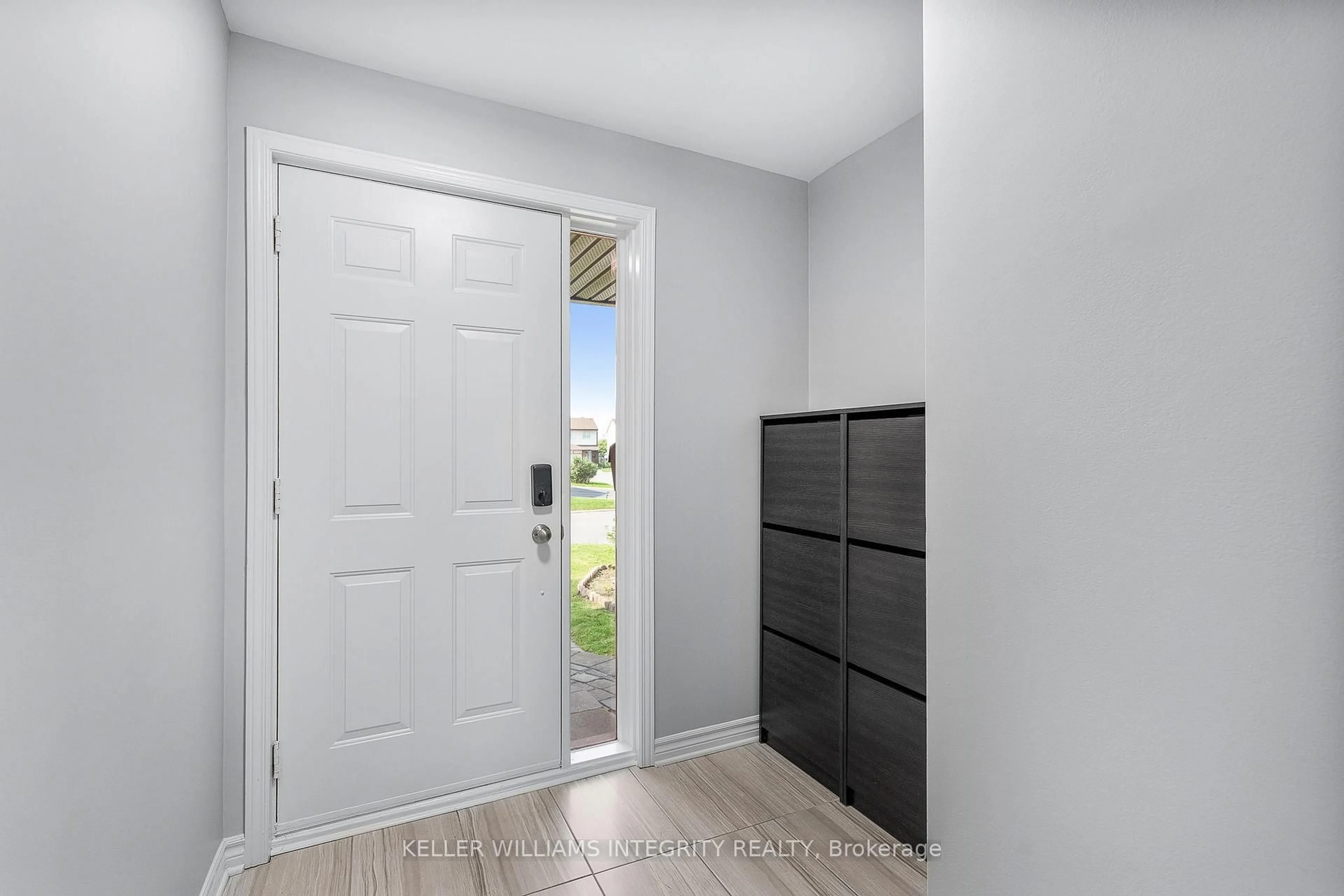 Indoor entryway for 6581 Colony Sq #4, Ottawa Ontario K1C 3E4