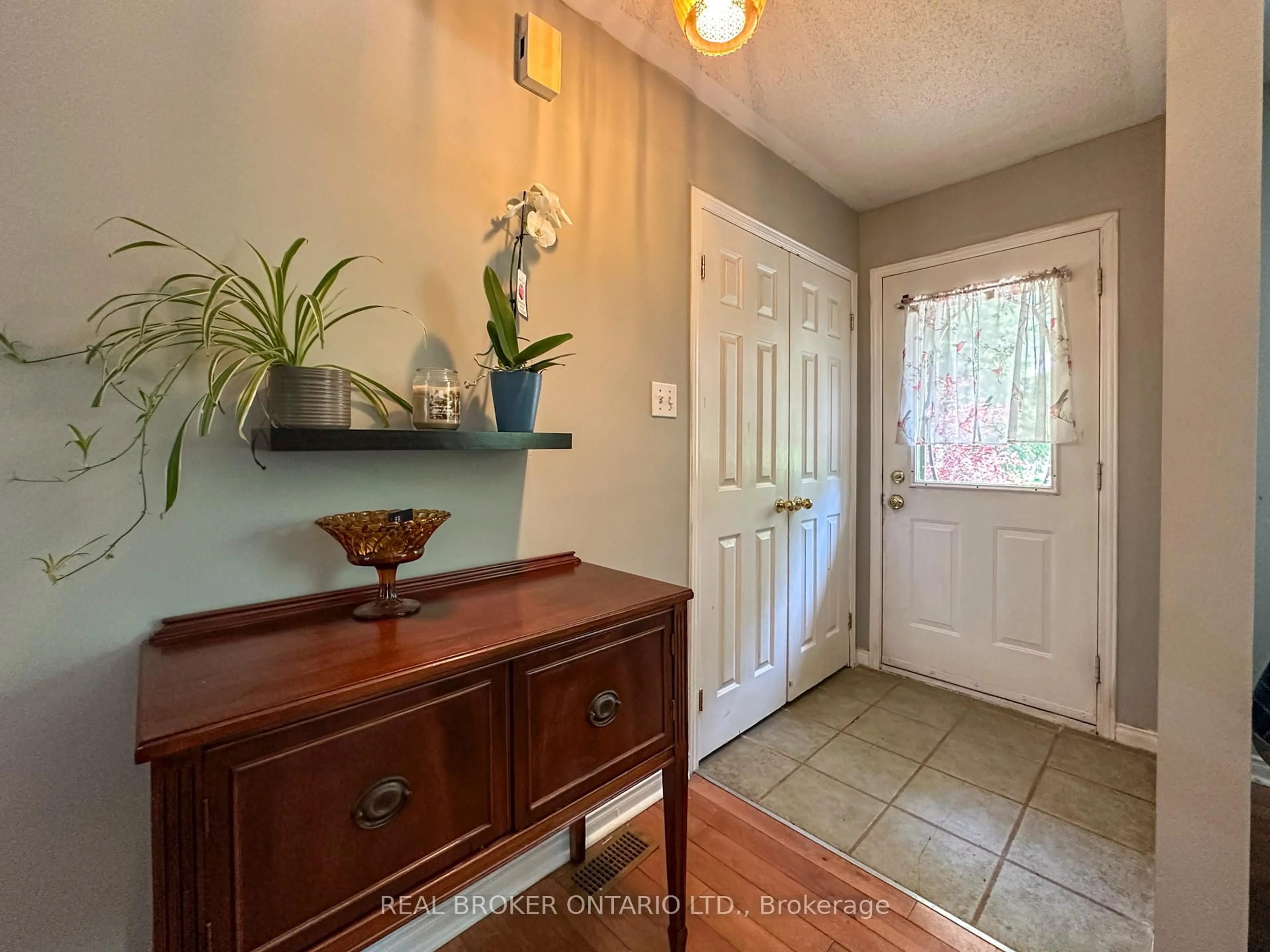 Indoor entryway for 30 Kingfisher Cres, North Grenville Ontario K0G 1J0