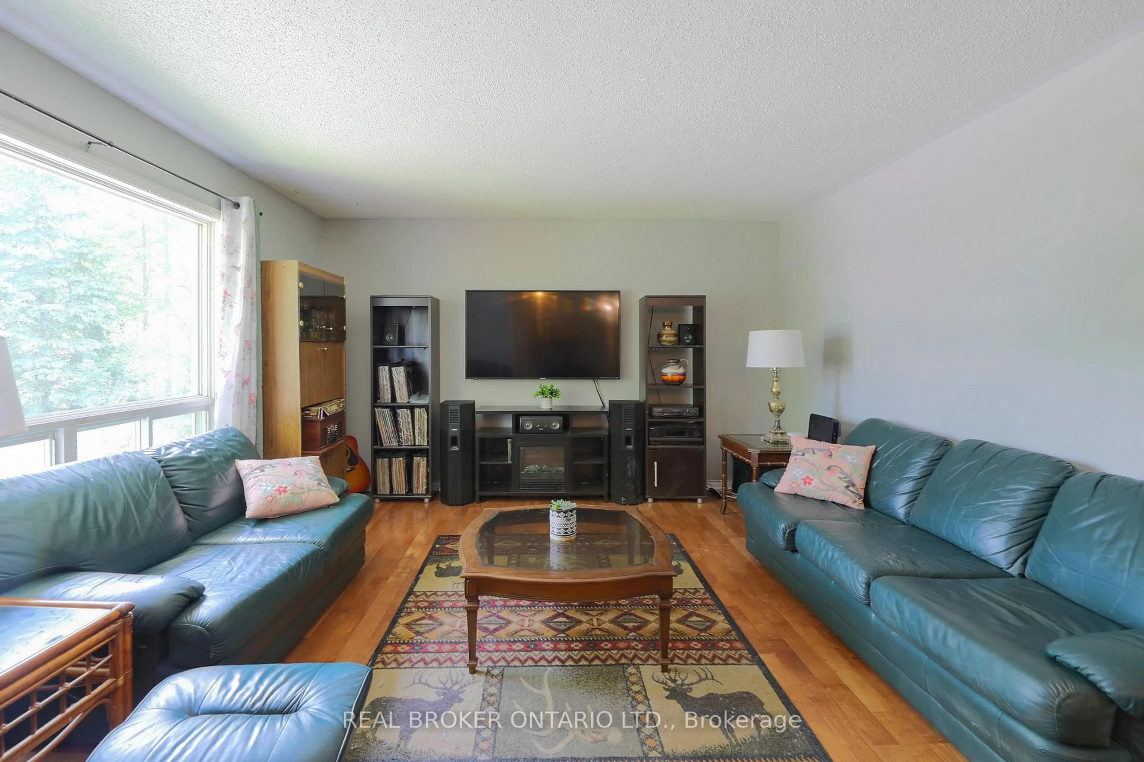 Living room with furniture, wood/laminate floor for 30 Kingfisher Cres, North Grenville Ontario K0G 1J0