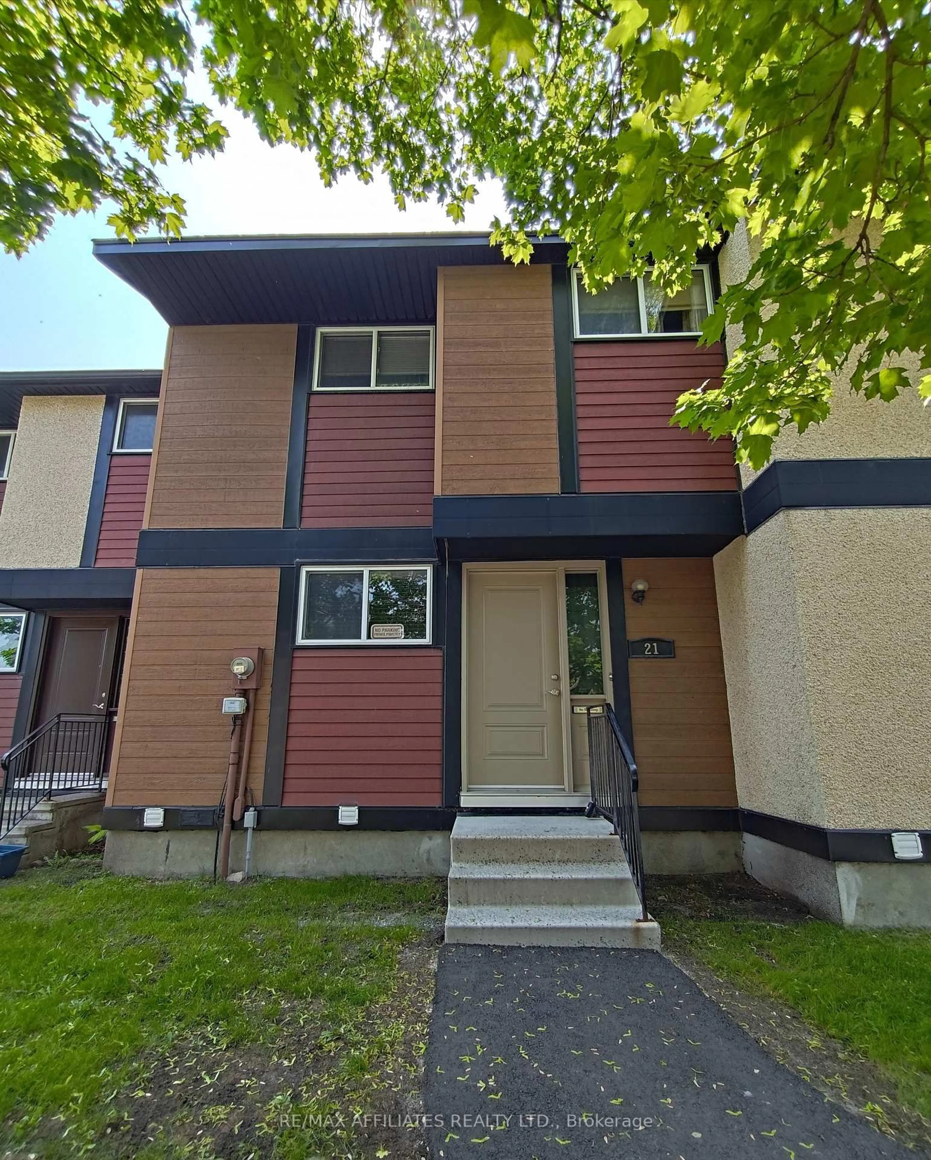 Home with vinyl exterior material, street for 21 McClintock Way, Kanata Ontario K2L 2A3