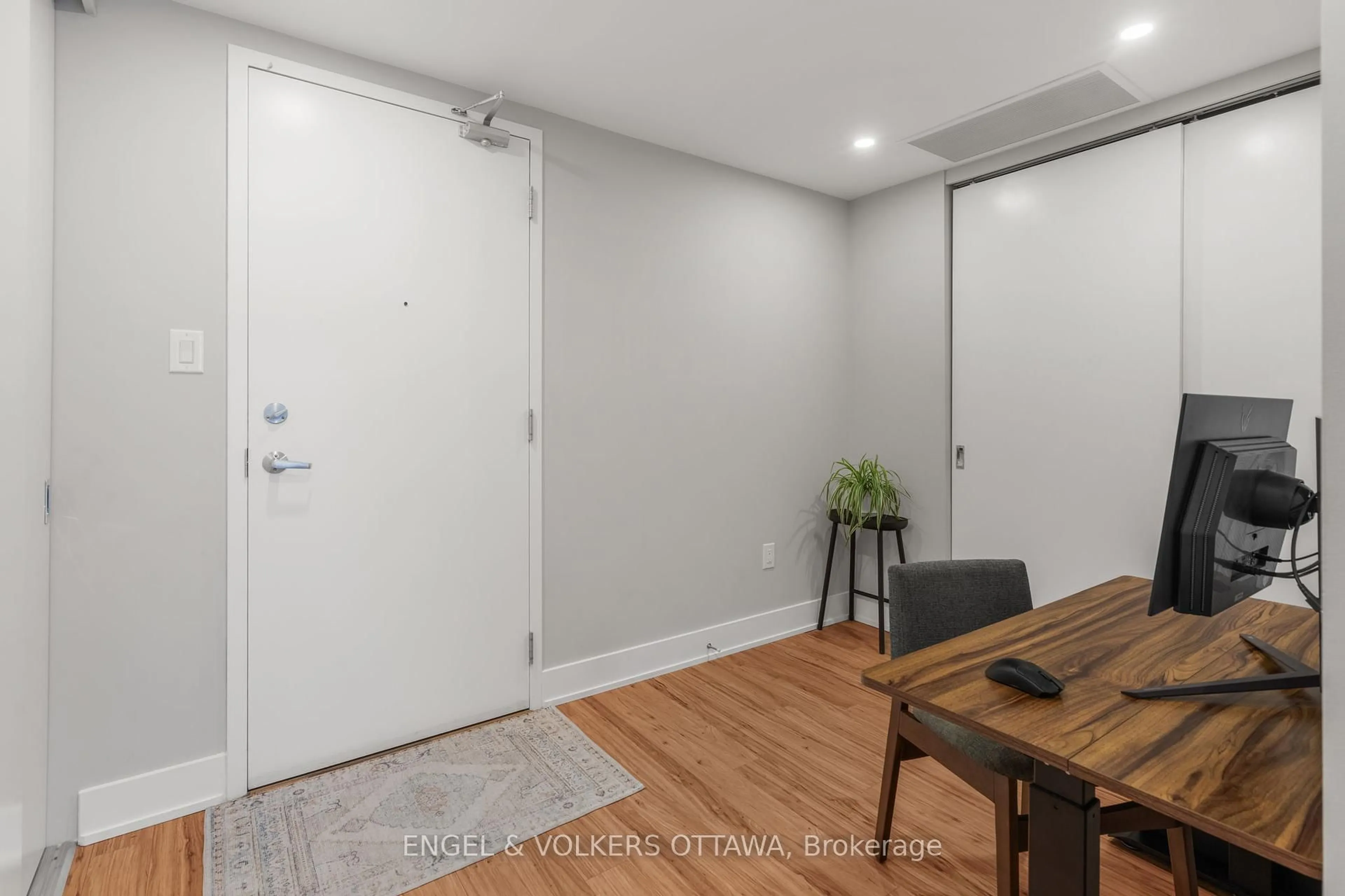 Indoor entryway for 131 Holland Ave #406, Ottawa Ontario K1Y 3A2