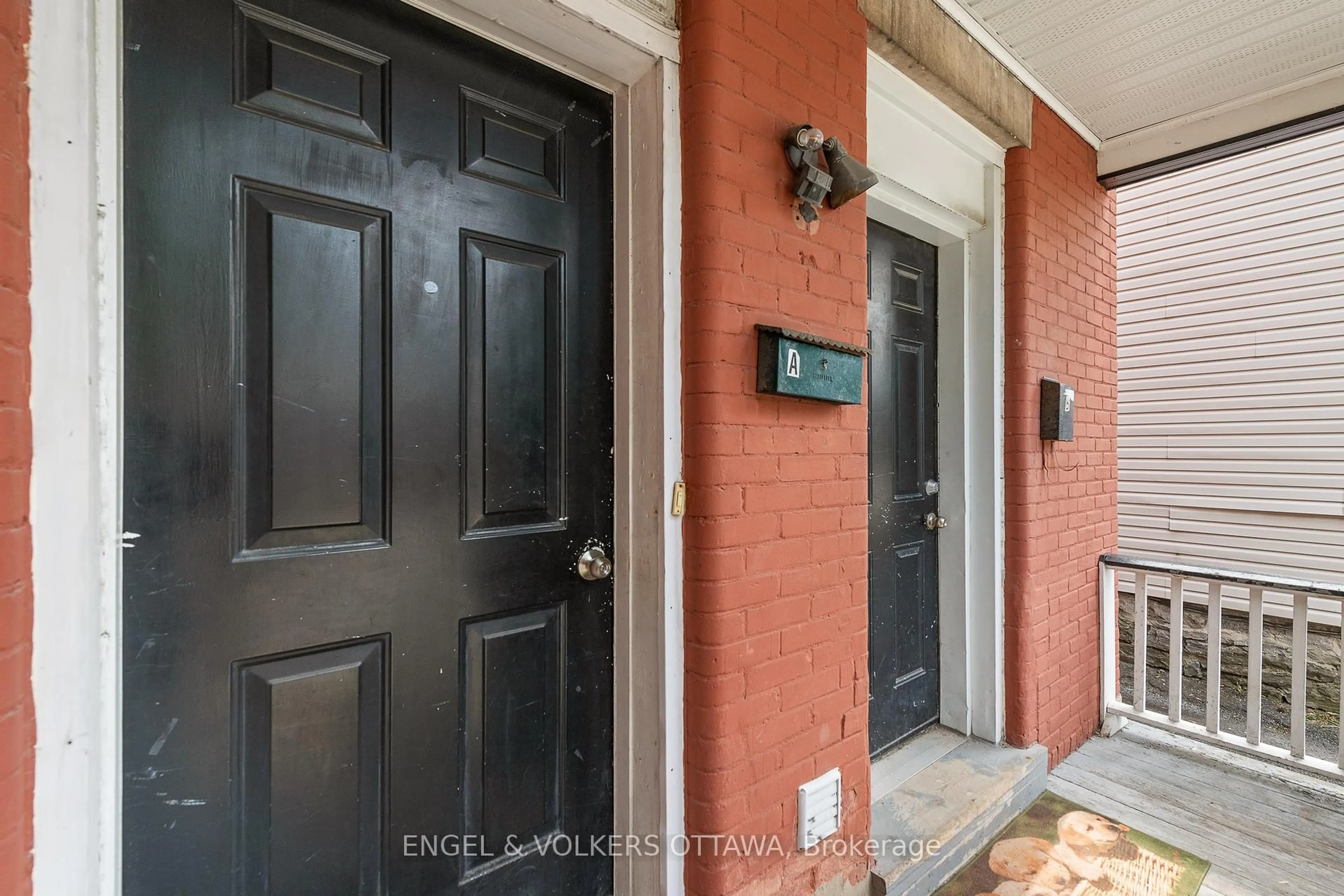 Indoor entryway for 176 Arlington Ave, Ottawa Ontario K1R 5S7