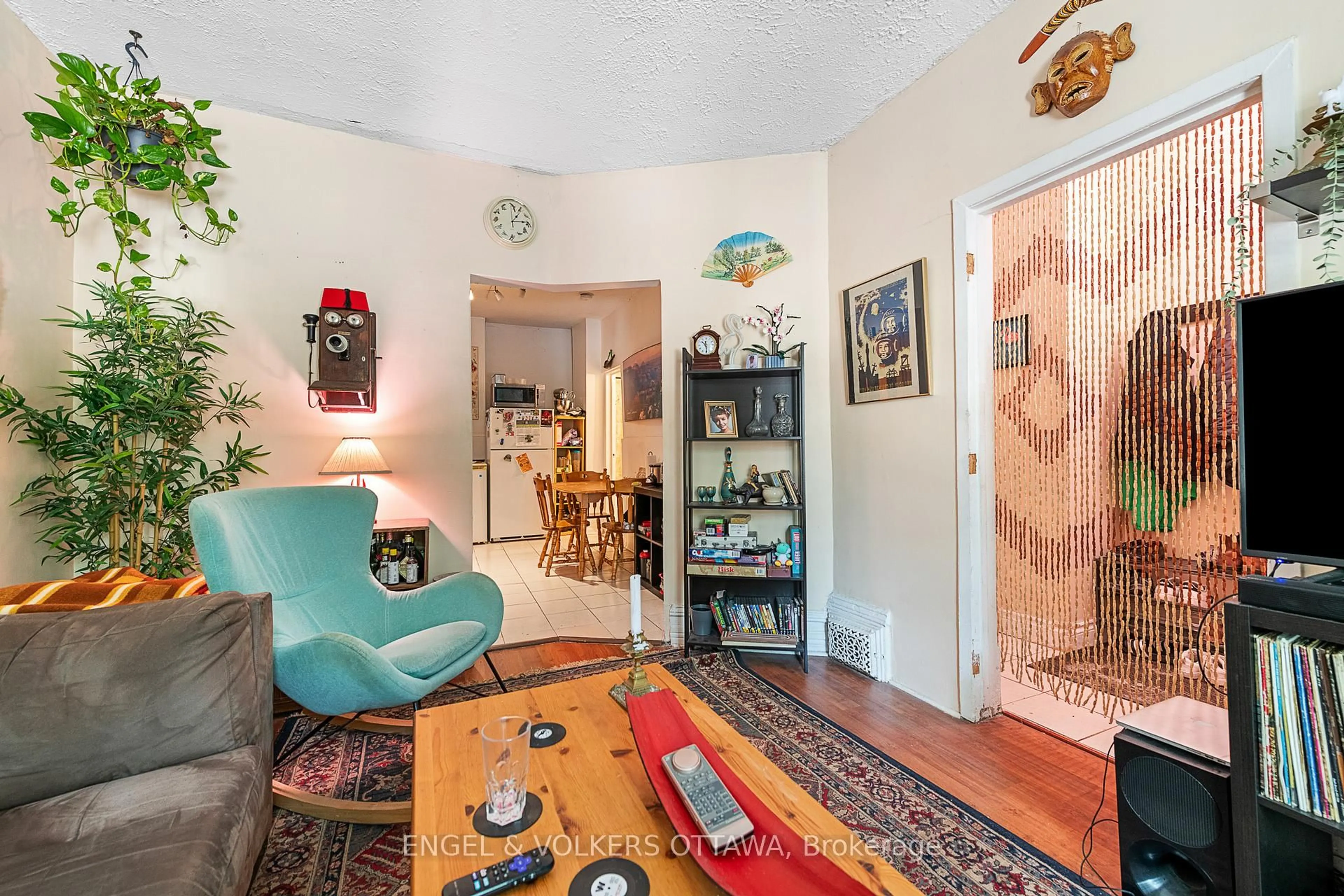 Indoor foyer for 176 Arlington Ave, Ottawa Ontario K1R 5S7