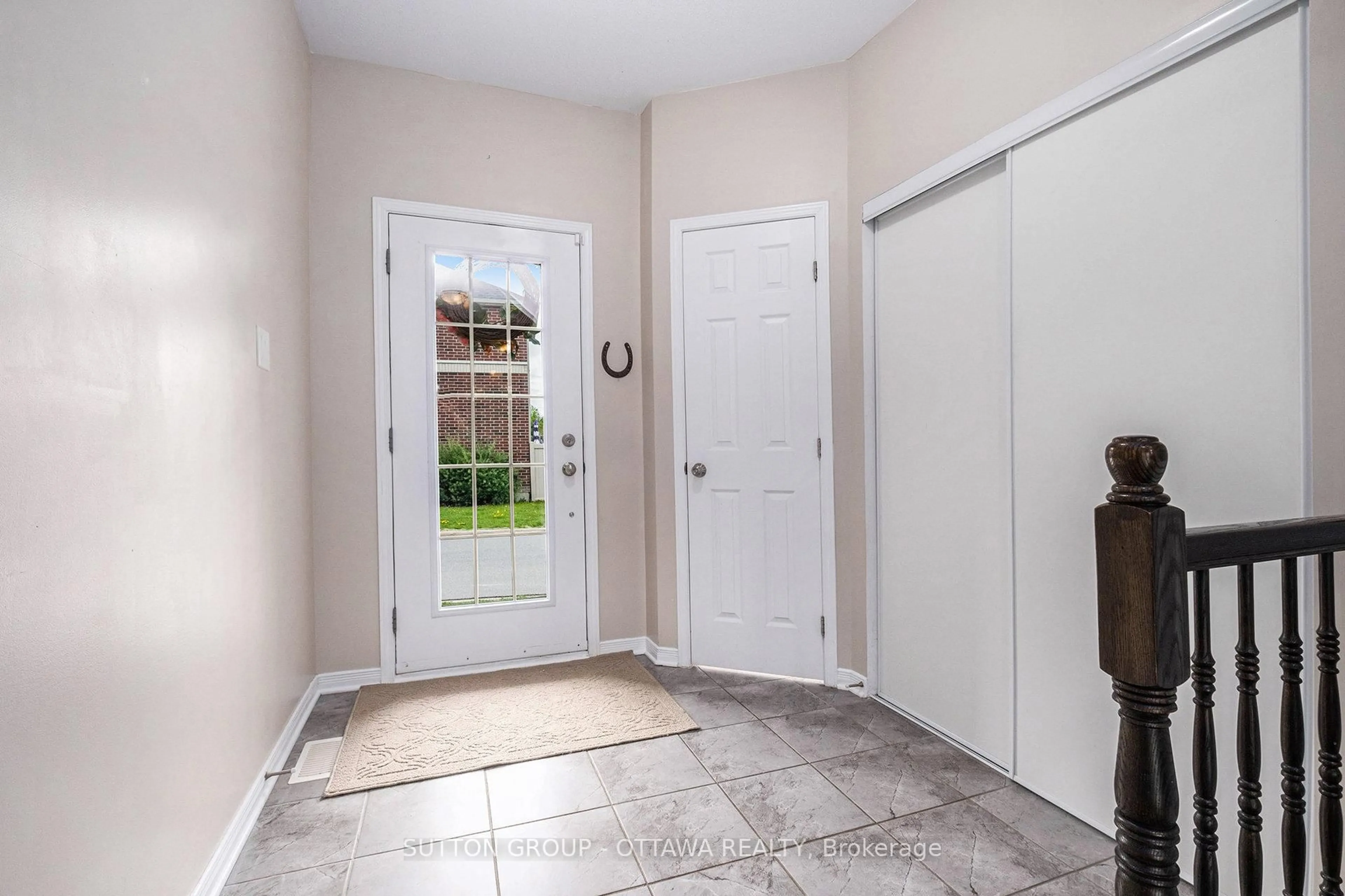 Indoor entryway for 100 Camden Private, Ottawa Ontario K2J 6H9