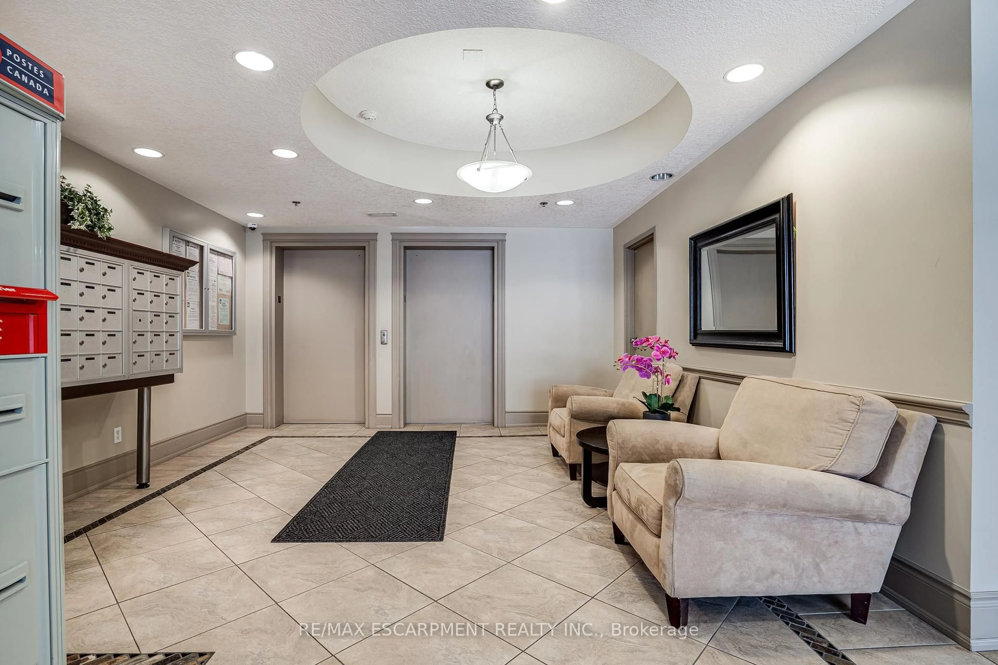 Indoor foyer for 47 Caroline St #210, Hamilton Ontario L8R 2R6