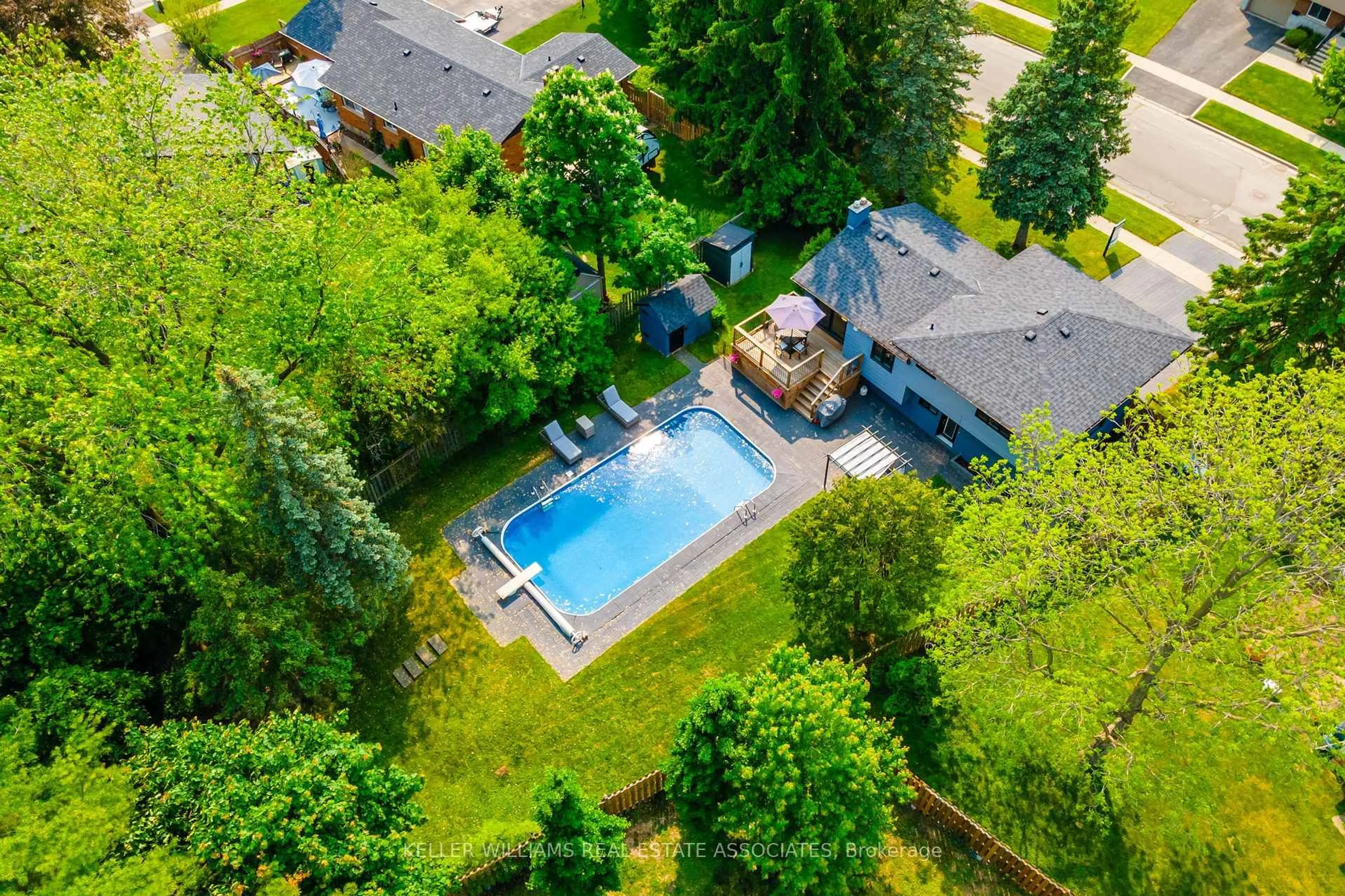 A pic from outside/outdoor area/front of a property/back of a property/a pic from drone, unknown for 7 Michael Pl, Guelph Ontario N1H 6R9