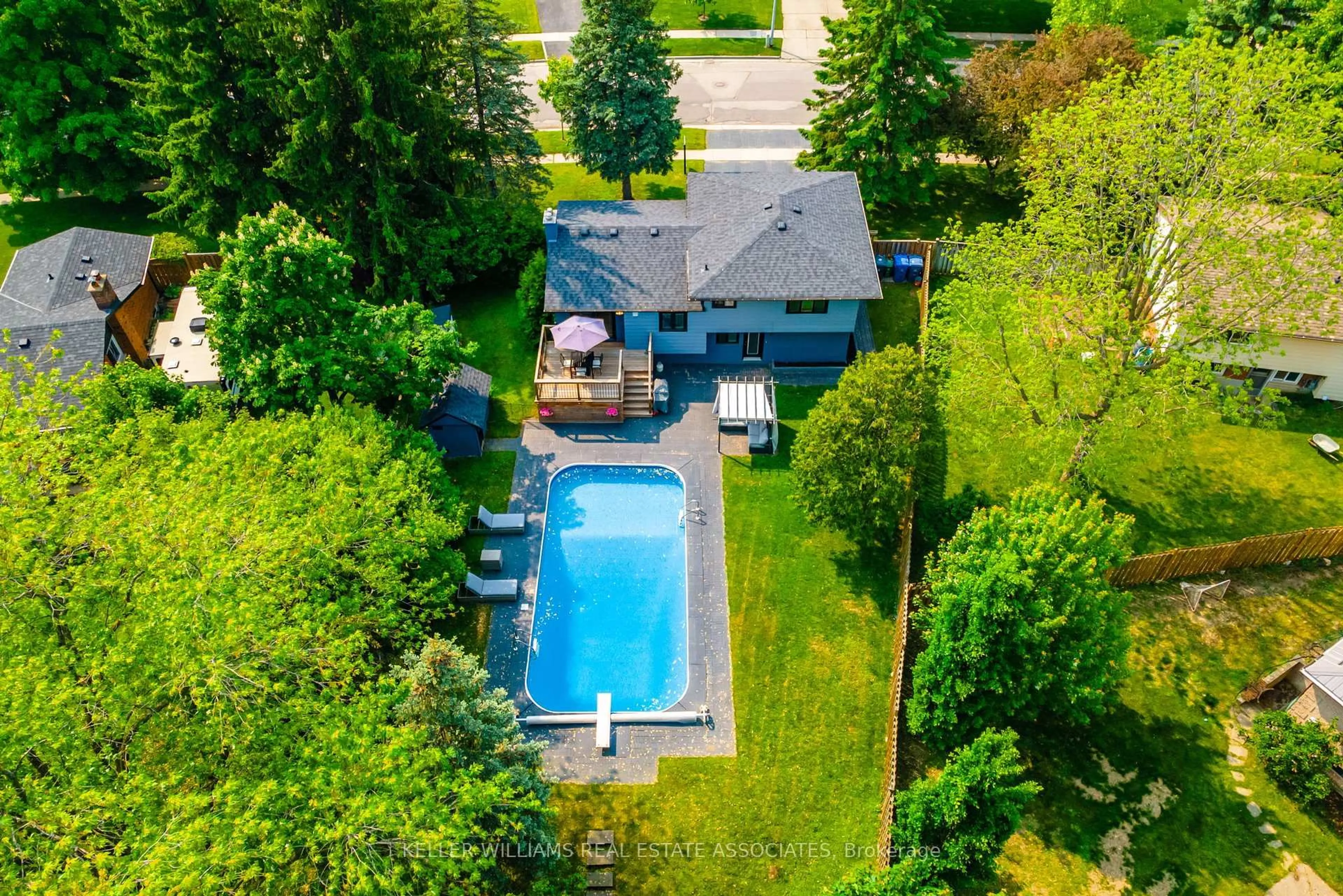 A pic from outside/outdoor area/front of a property/back of a property/a pic from drone, unknown for 7 Michael Pl, Guelph Ontario N1H 6R9