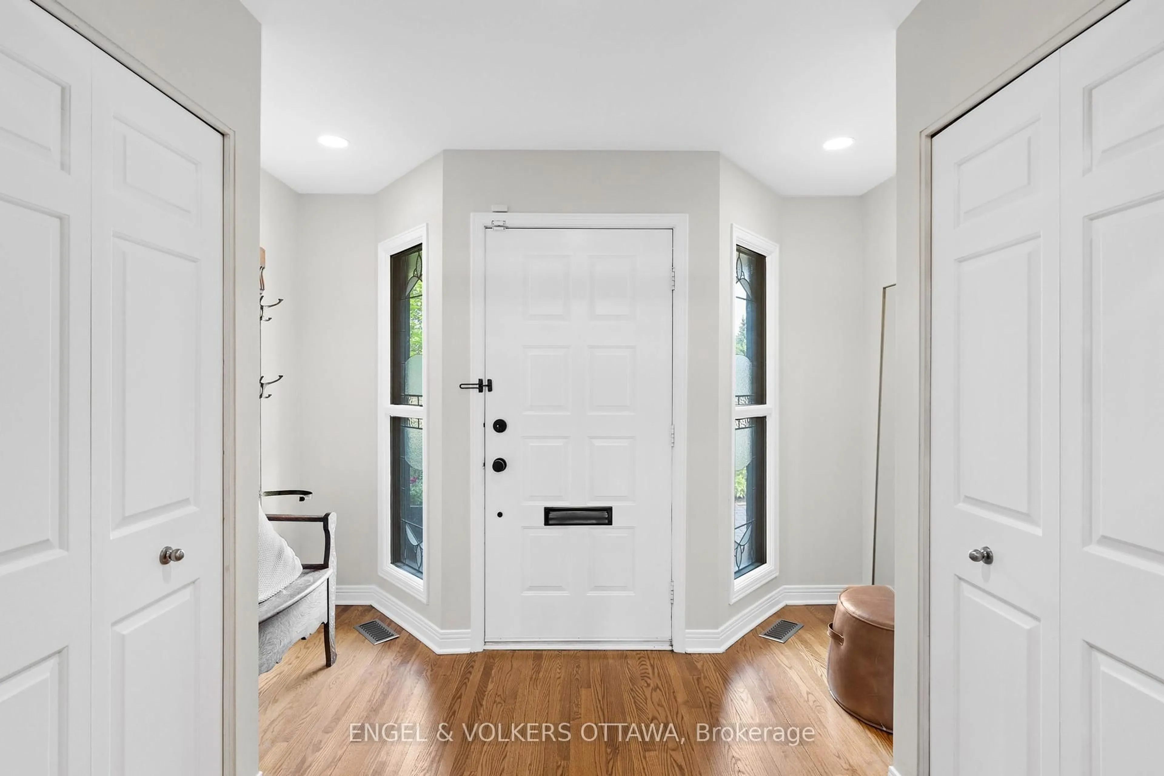 Indoor entryway for 20 Garand Pl, Ottawa Ontario K1H 8M1