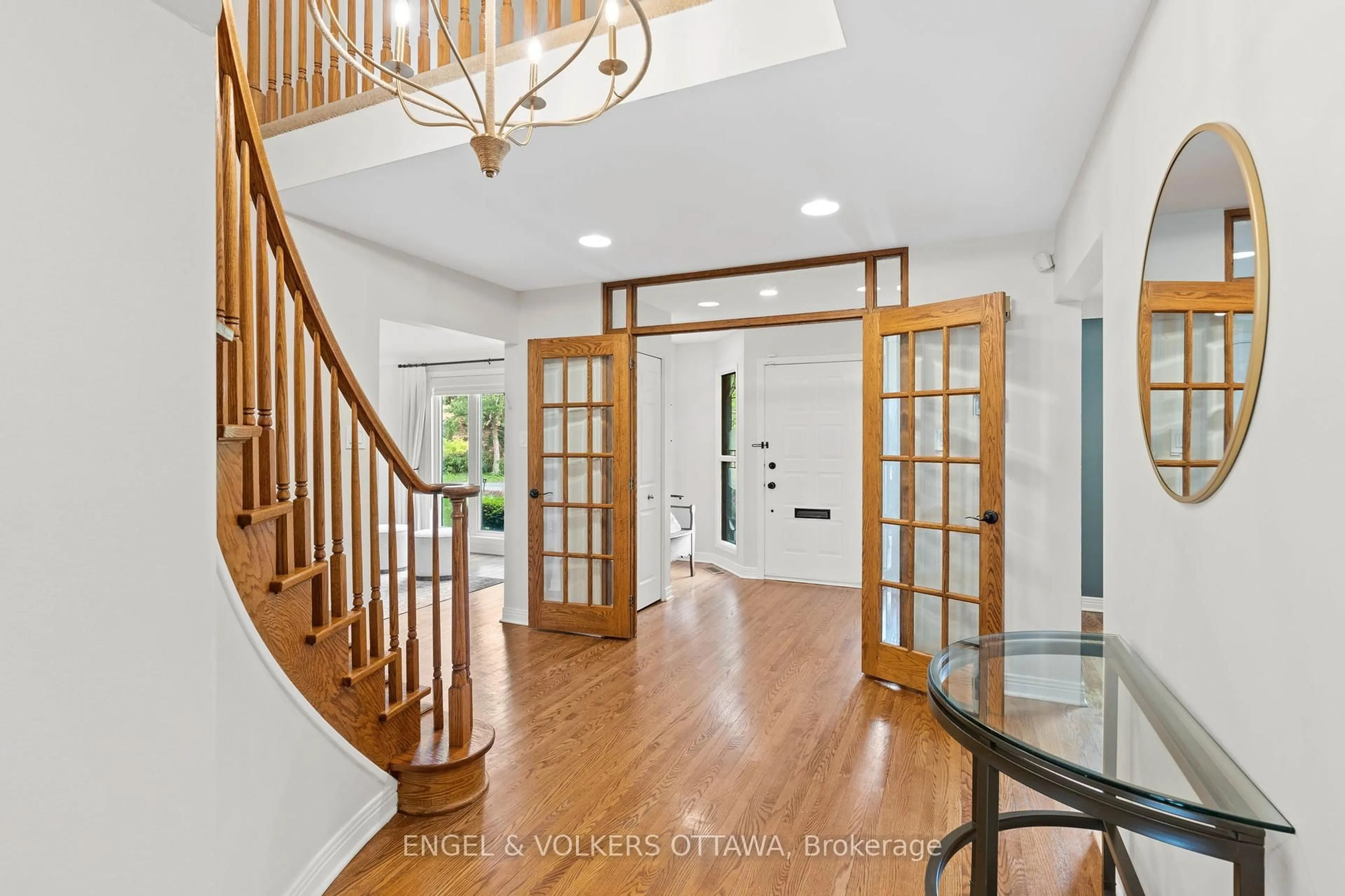 Indoor entryway for 20 Garand Pl, Ottawa Ontario K1H 8M1