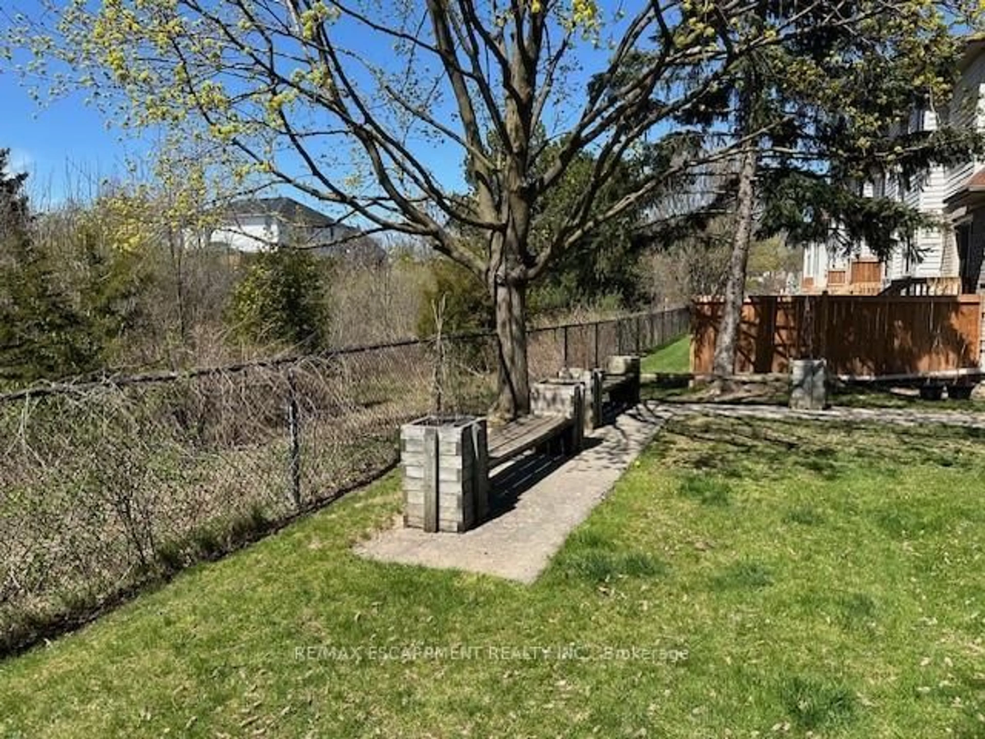 A pic from outside/outdoor area/front of a property/back of a property/a pic from drone, water/lake/river/ocean view for 75 Ryans Way #11, Hamilton Ontario L8B 1B4