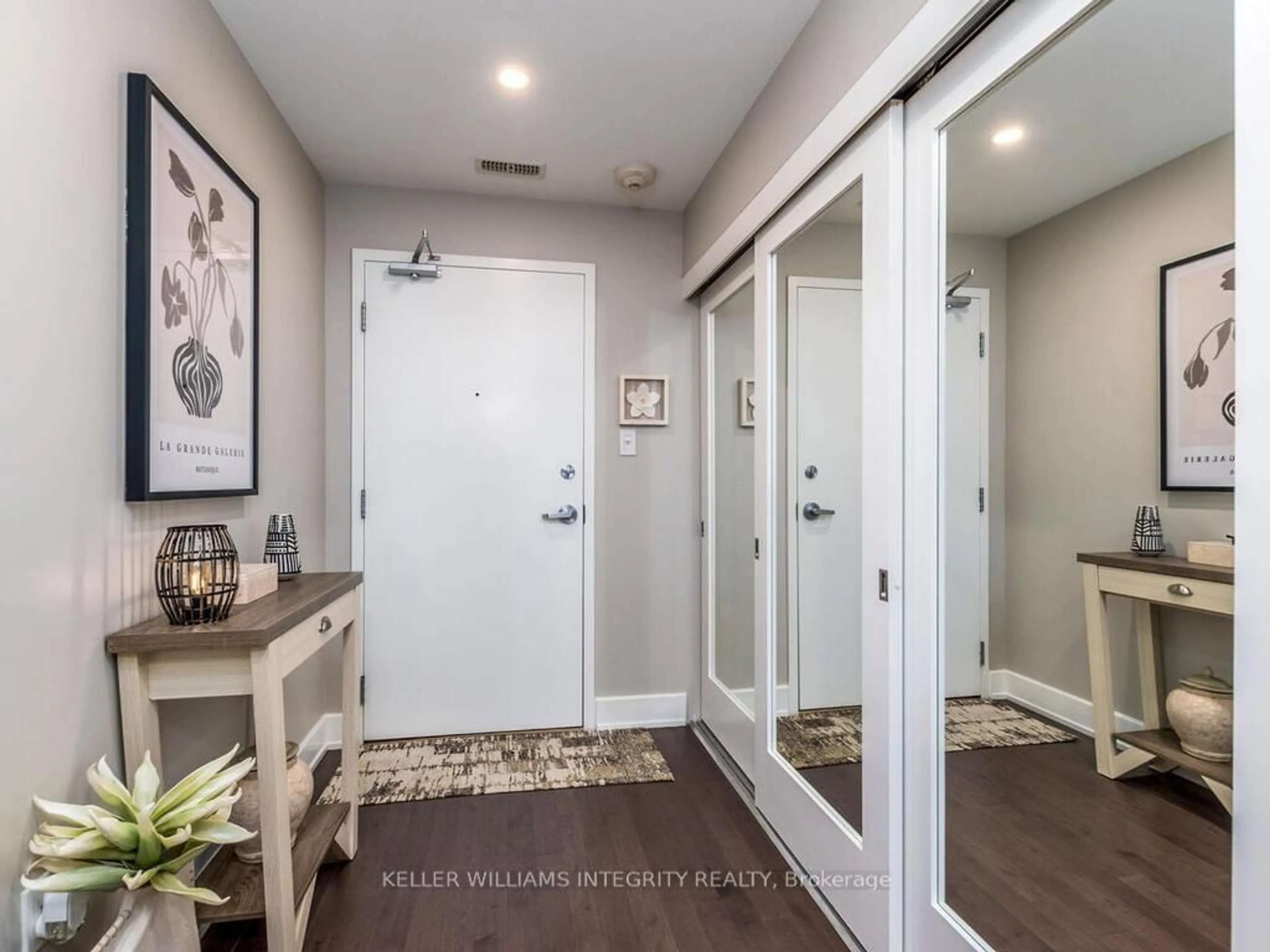 Indoor entryway for 305 Elizabeth Cosgrove Private #102, Ottawa Ontario K1W 0K6