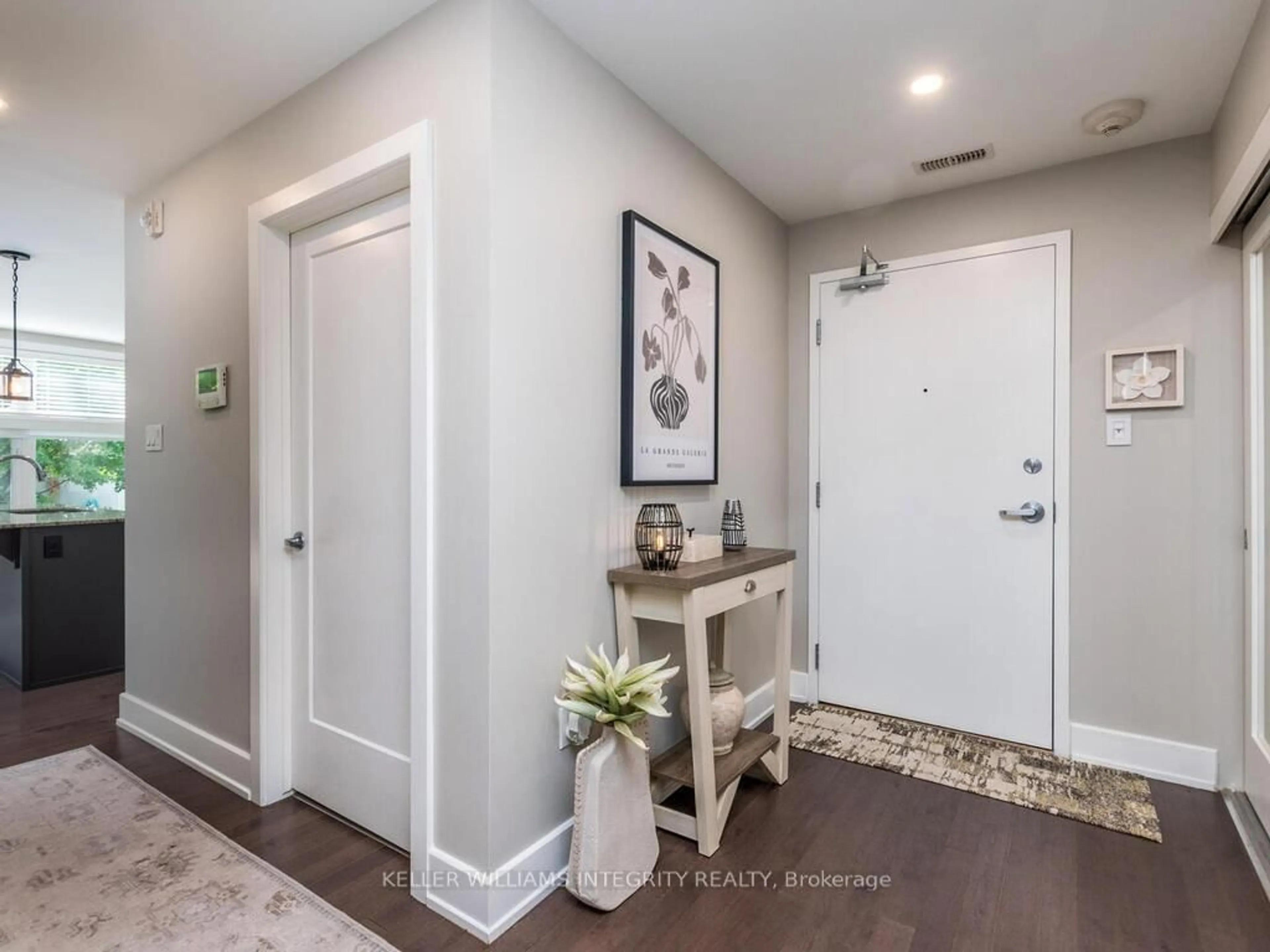 Indoor entryway for 305 Elizabeth Cosgrove Private #102, Ottawa Ontario K1W 0K6