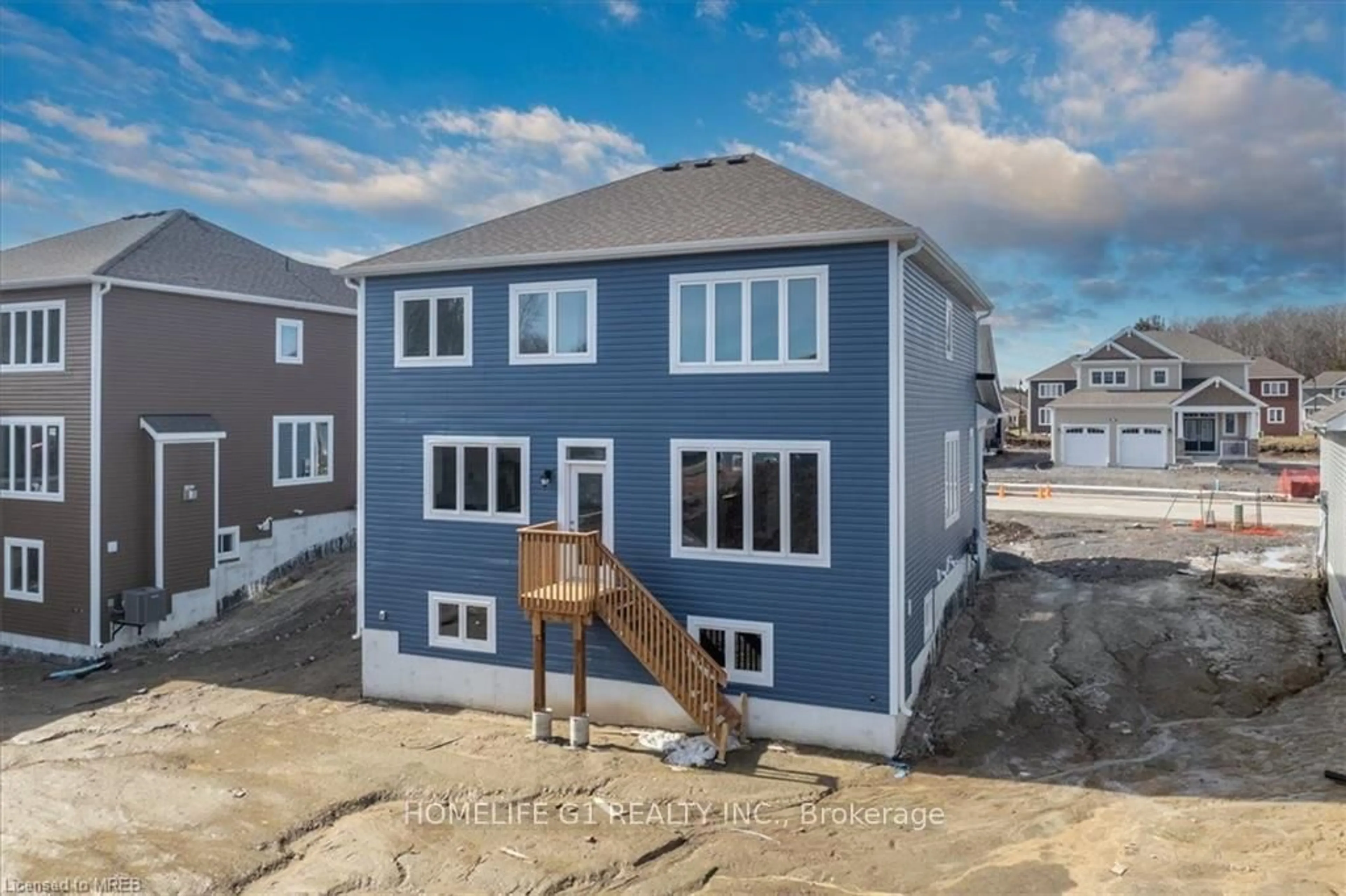 Home with vinyl exterior material, unknown for 24 Chambery St, Bracebridge Ontario P1L 0N4