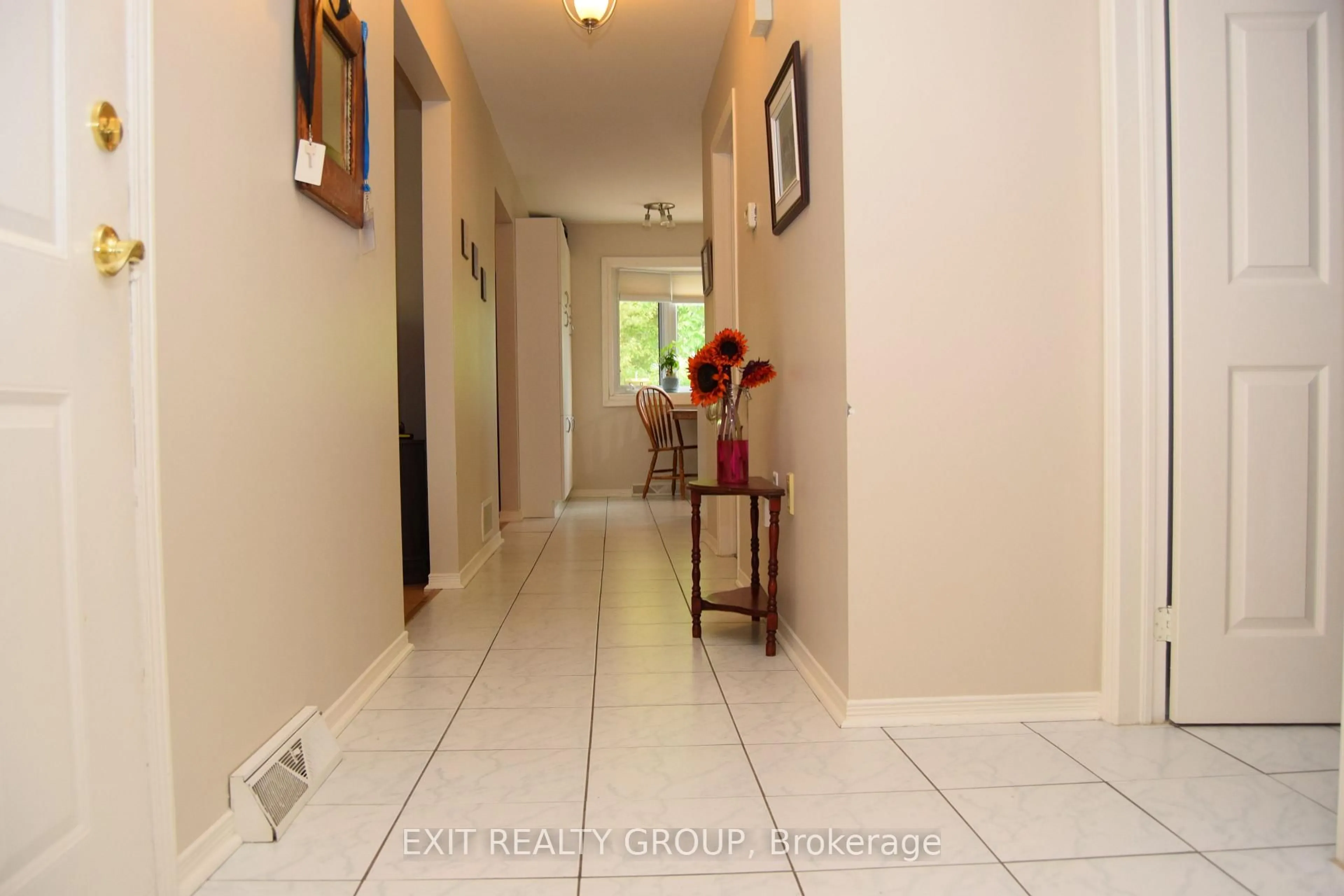 Indoor foyer for 9 Empire Blvd, Prince Edward County Ontario K0K 3L0