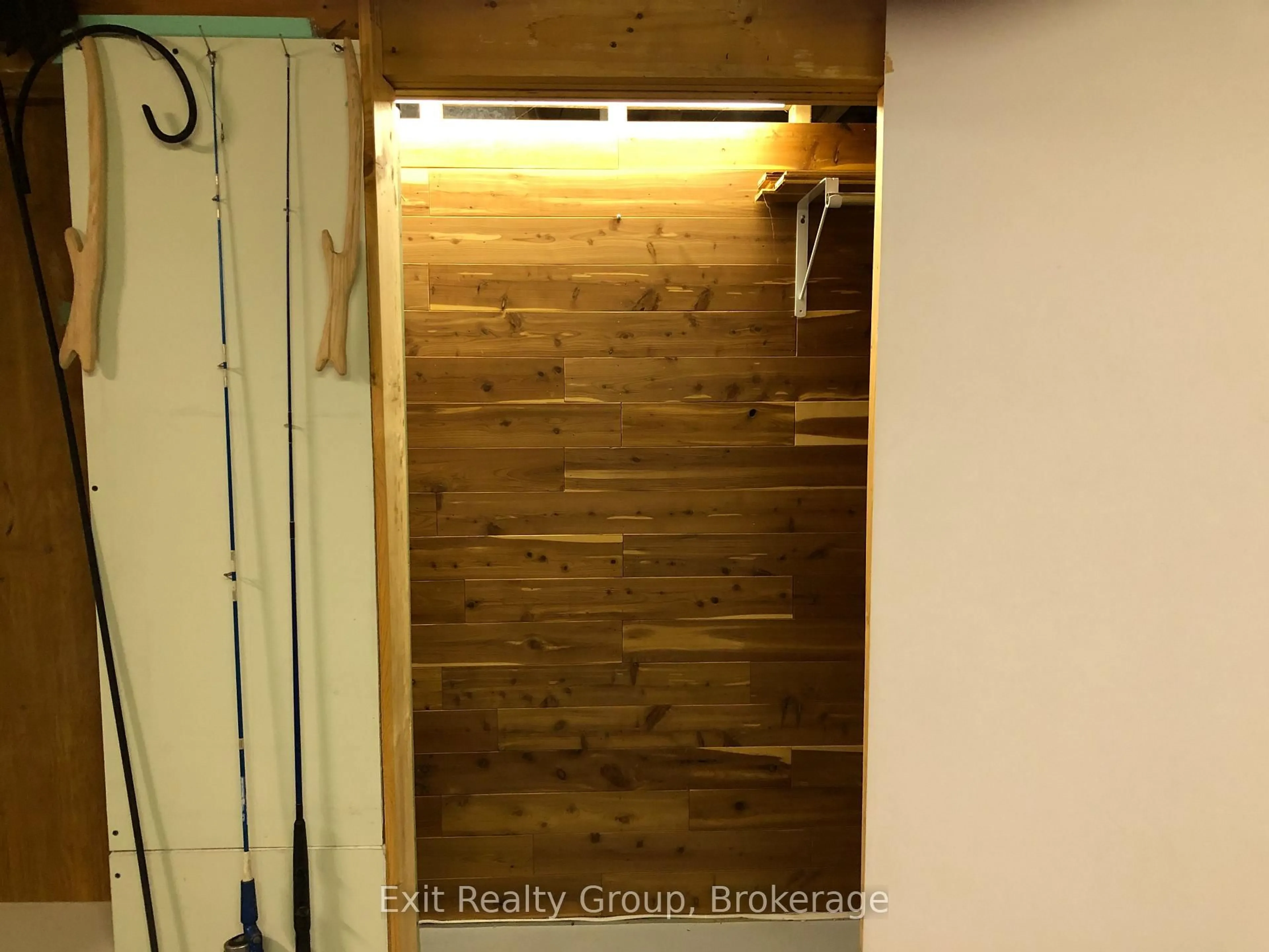 Indoor entryway for 9 Empire Blvd, Prince Edward County Ontario K0K 3L0