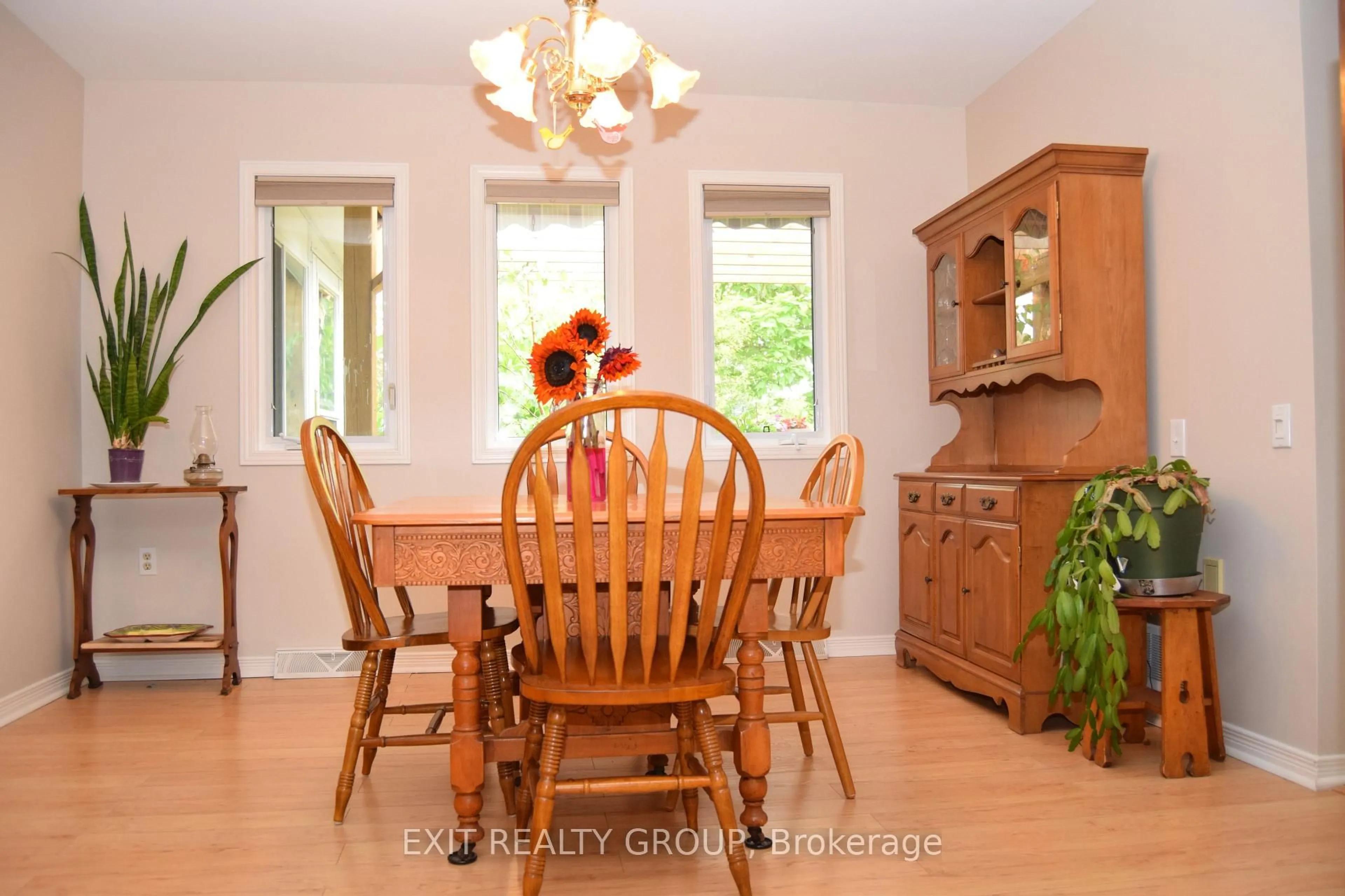 Dining room, wood/laminate floor for 9 Empire Blvd, Prince Edward County Ontario K0K 3L0