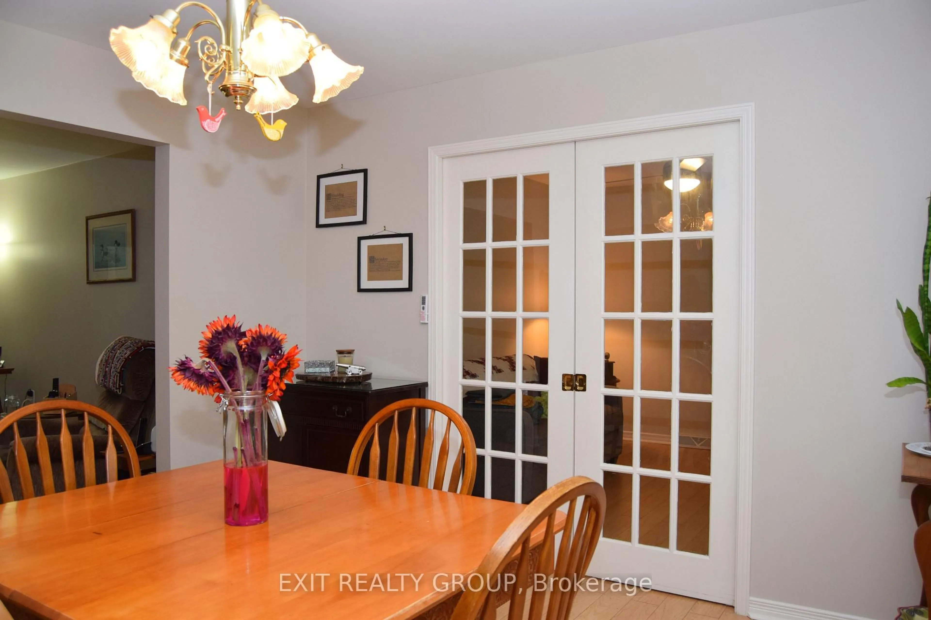 Dining room, wood/laminate floor for 9 Empire Blvd, Prince Edward County Ontario K0K 3L0
