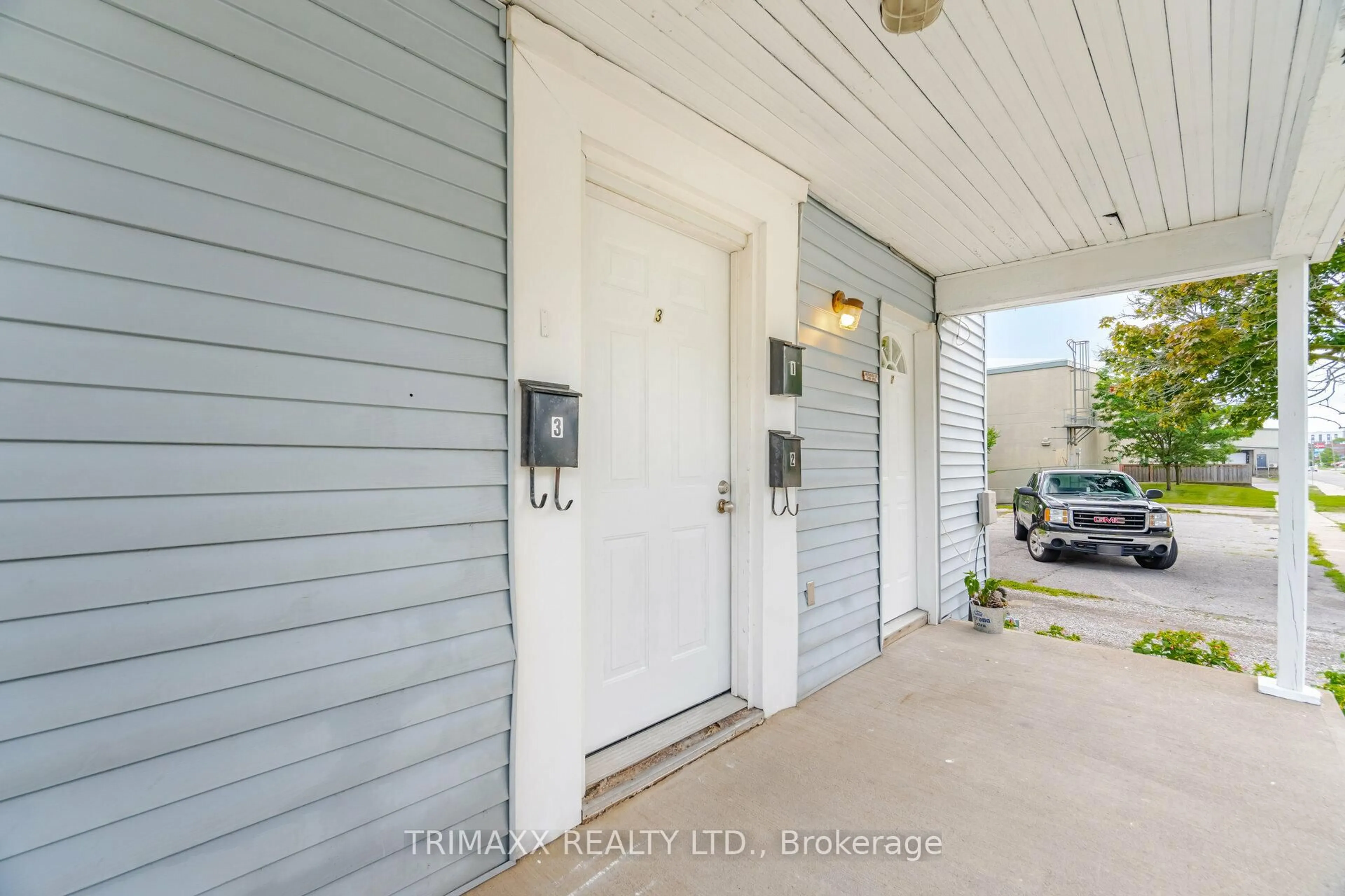 Indoor entryway for 62 Pine St, Thorold Ontario L2V 2N9