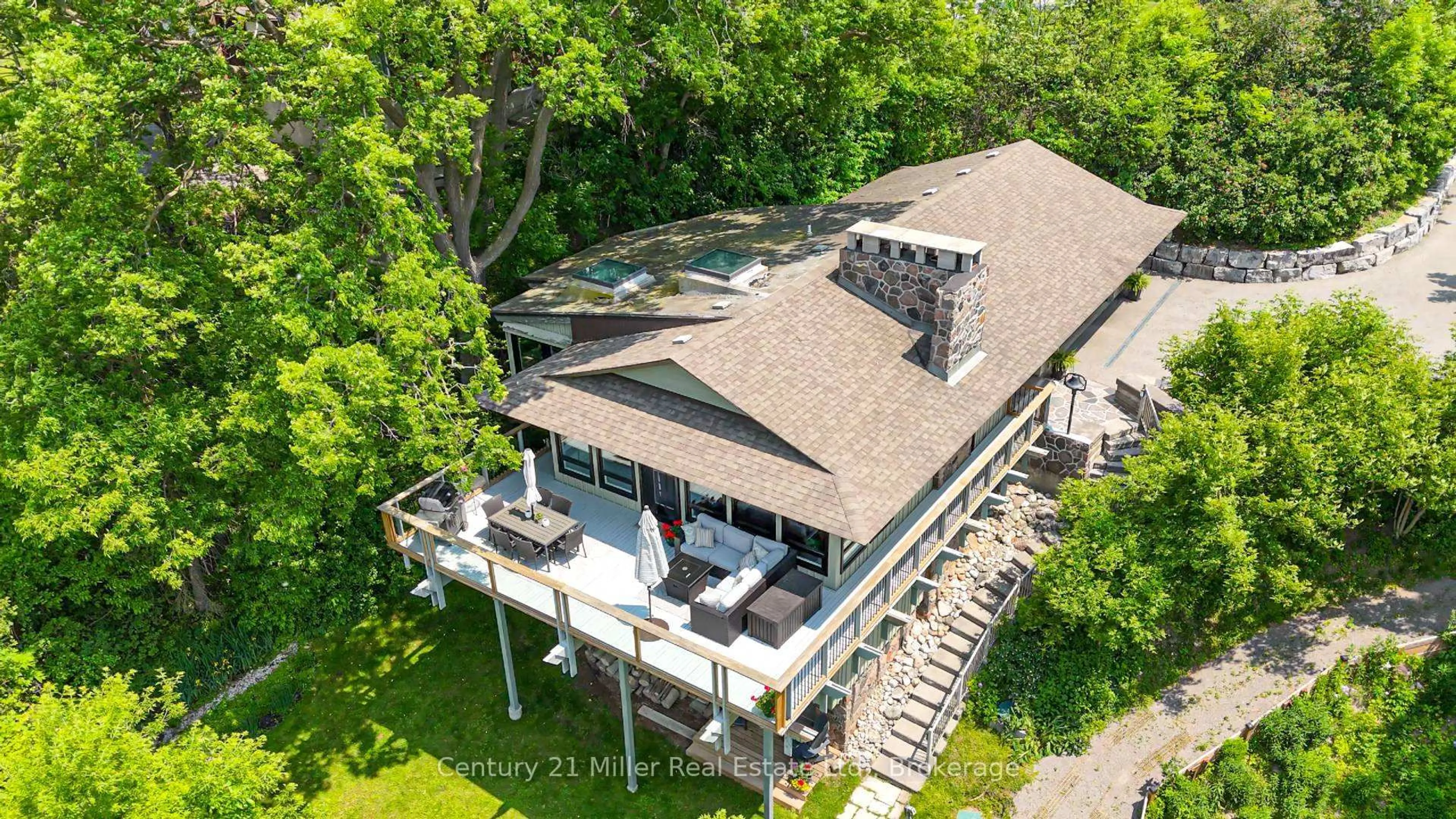 A pic from outside/outdoor area/front of a property/back of a property/a pic from drone, unknown for 50 Greensview Dr, Kitchener Ontario N2P 2E6