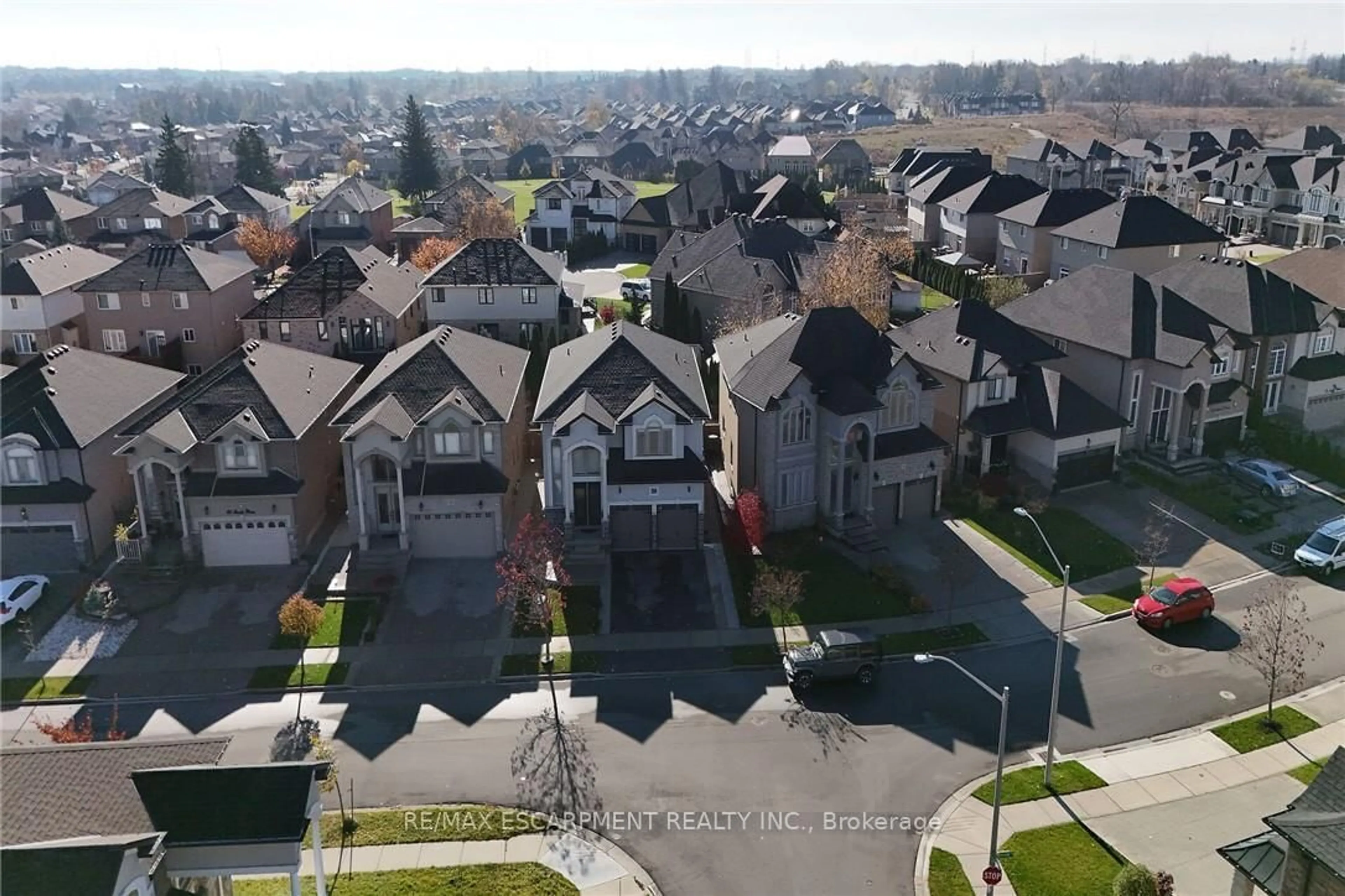 A pic from outside/outdoor area/front of a property/back of a property/a pic from drone, unknown for 30 ASCOLI Dr, Hamilton Ontario L9B 2K8