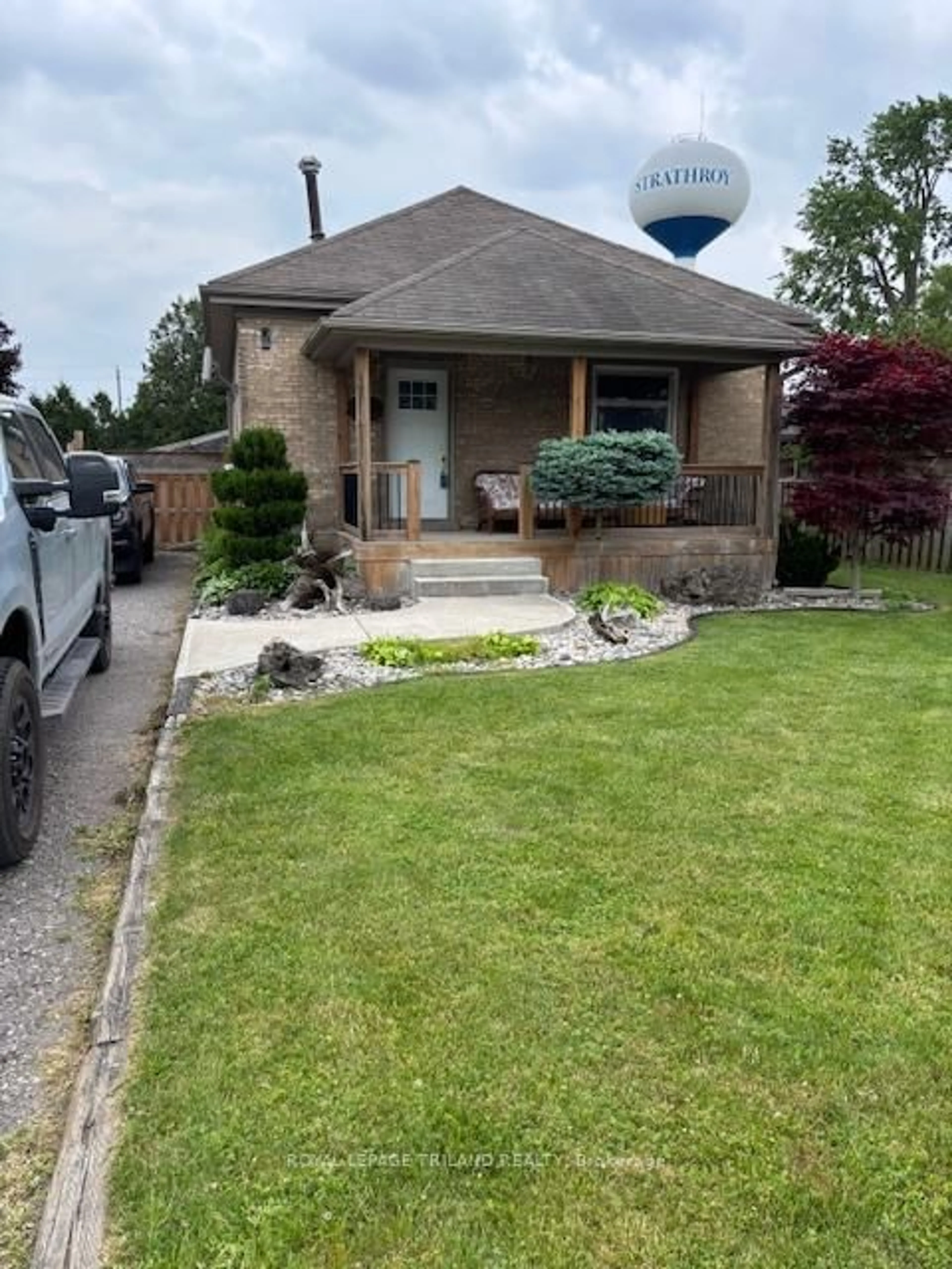 A pic from outside/outdoor area/front of a property/back of a property/a pic from drone, street for 118 Scott St, Strathroy-Caradoc Ontario N7G 1K3