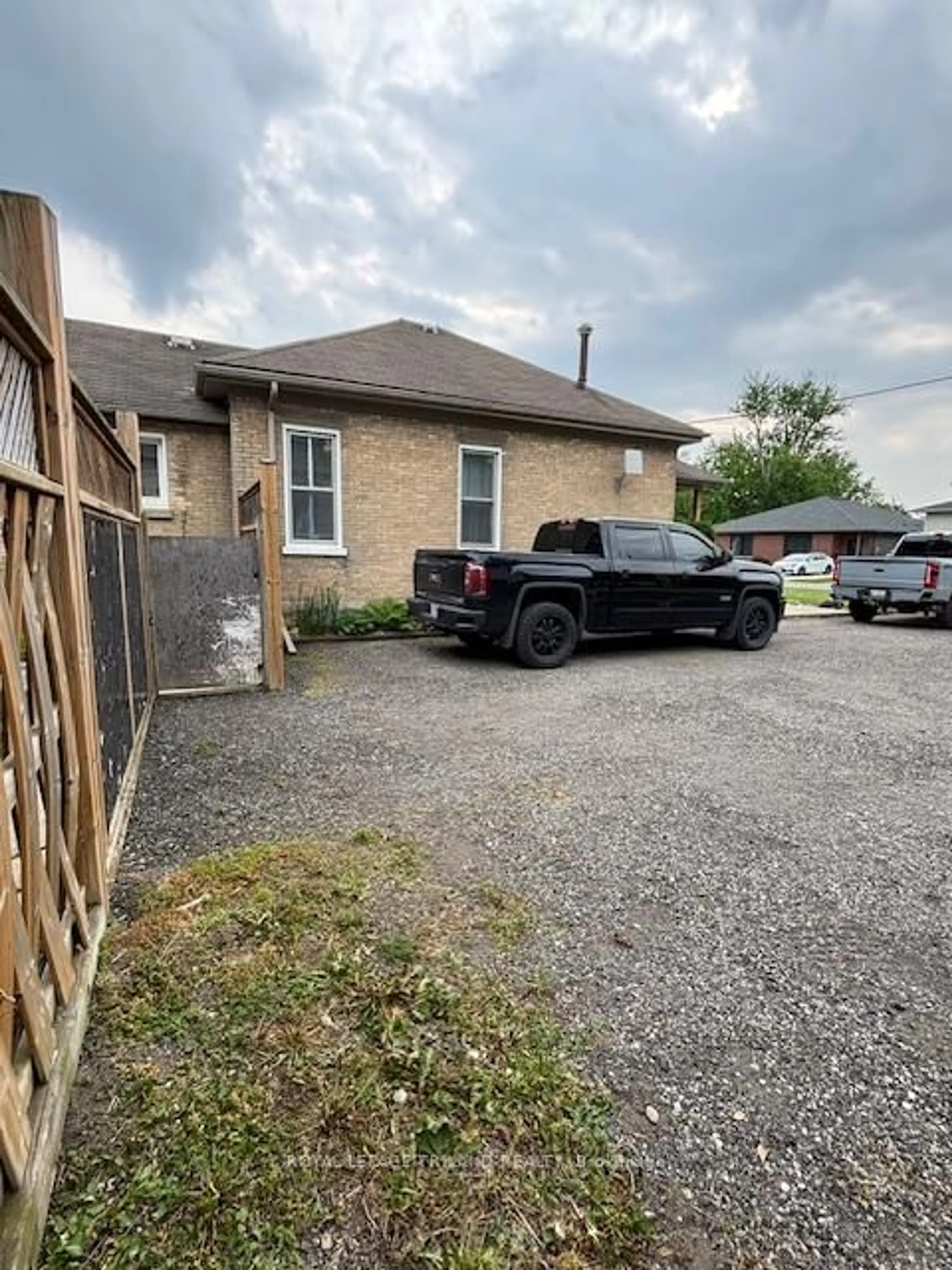 A pic from outside/outdoor area/front of a property/back of a property/a pic from drone, street for 118 Scott St, Strathroy-Caradoc Ontario N7G 1K3