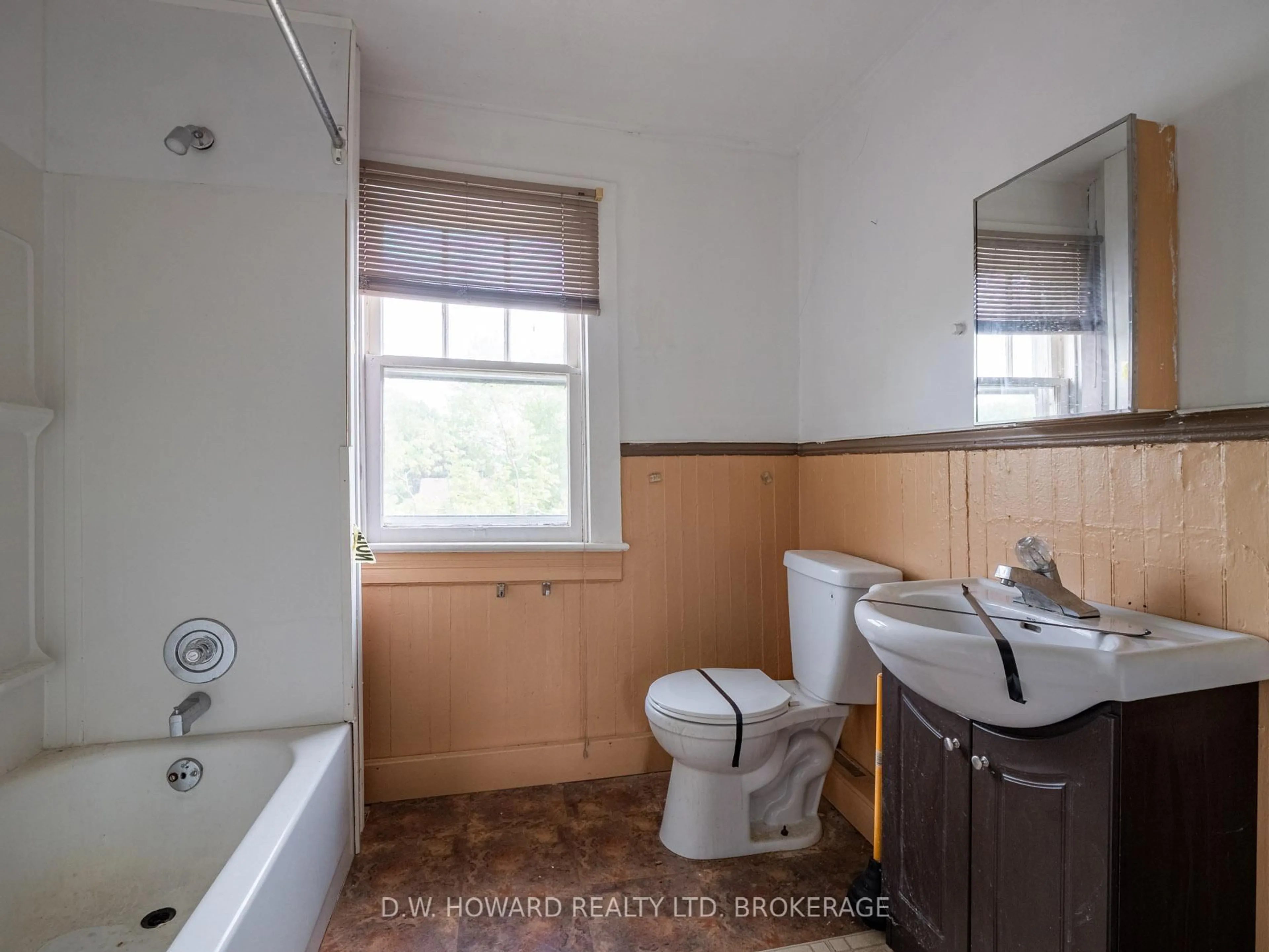 Standard bathroom, unknown for 77 Sugarloaf St, Port Colborne Ontario L3K 2N3
