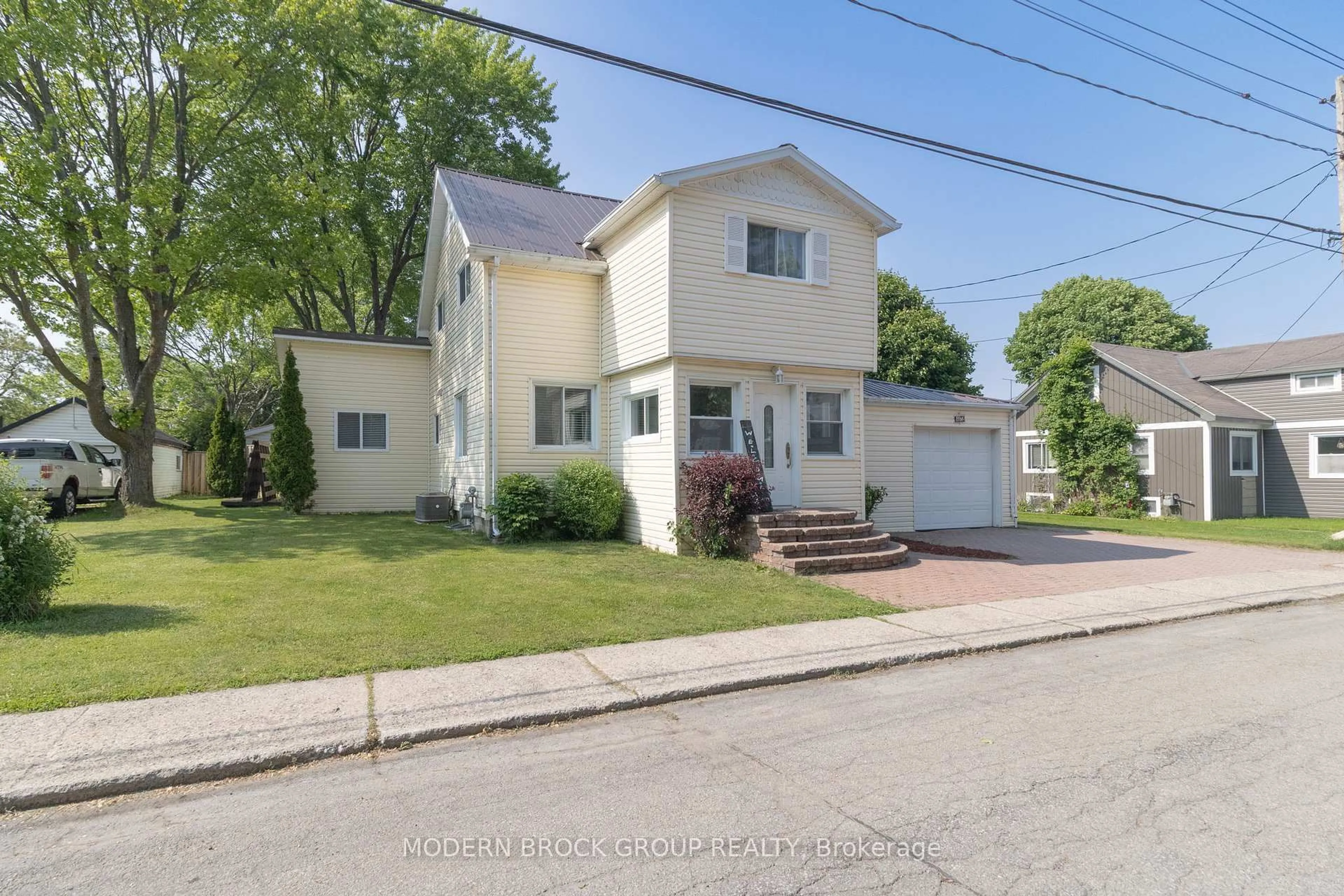 A pic from outside/outdoor area/front of a property/back of a property/a pic from drone, street for 462 Park St, Prescott Ontario K0E 1T0