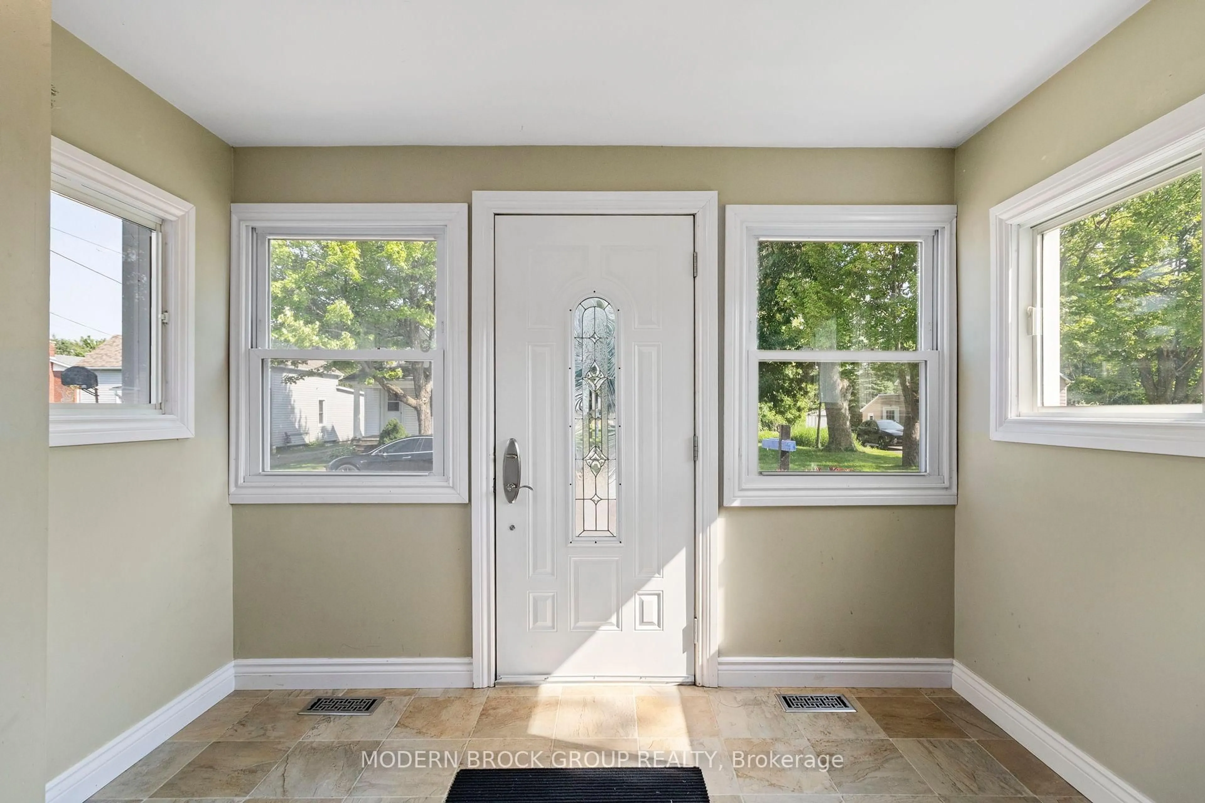 Indoor entryway for 462 Park St, Prescott Ontario K0E 1T0
