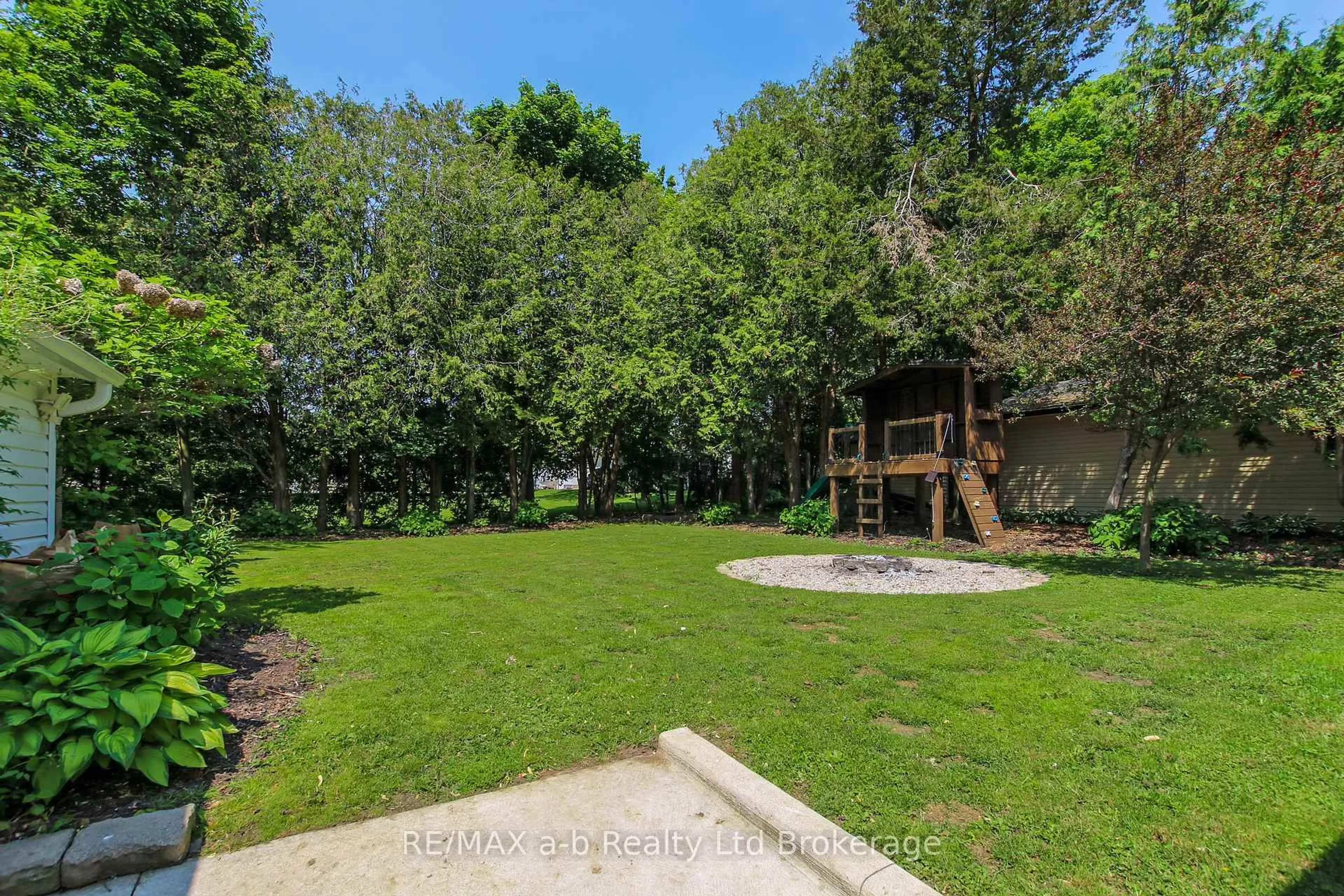 A pic from outside/outdoor area/front of a property/back of a property/a pic from drone, water/lake/river/ocean view for 9 CENTRE St, Norwich Ontario N0J 1P0