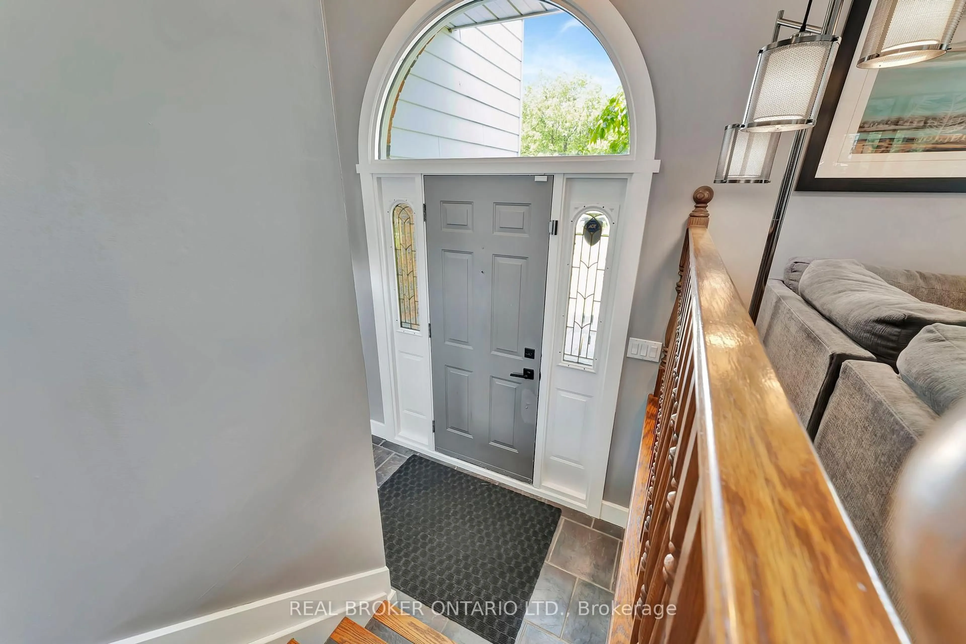 Indoor entryway for 72 Hillcrest Ave, Brantford Ontario N3T 5X8
