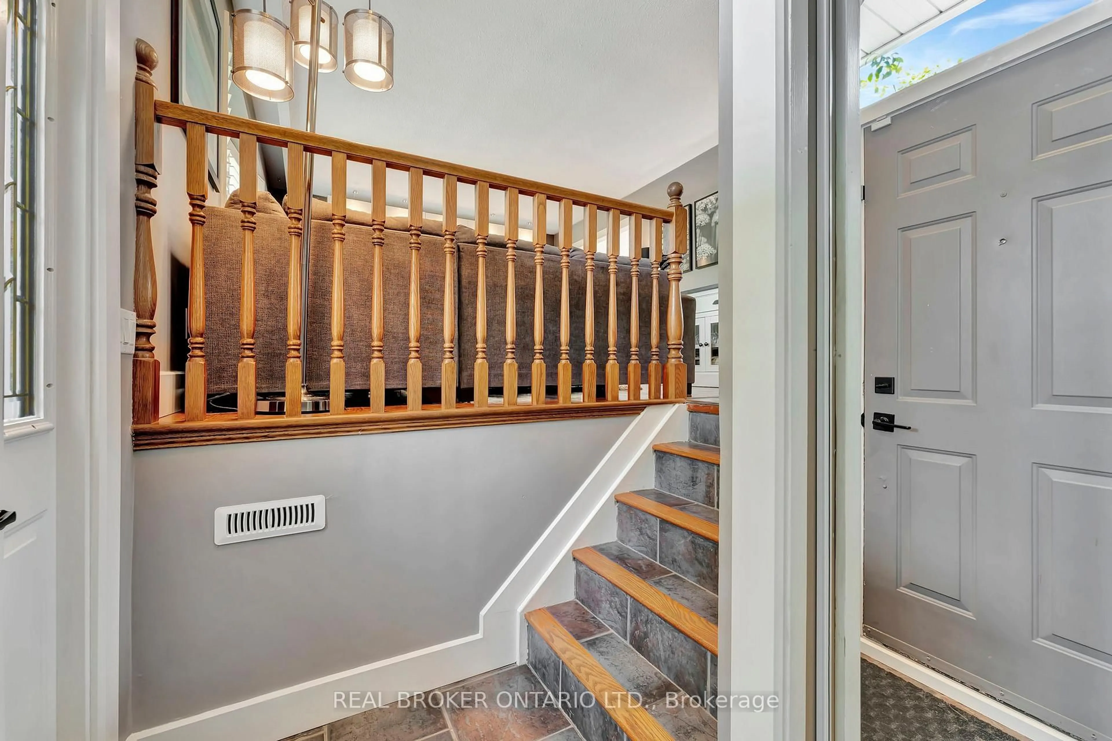 Indoor entryway for 72 Hillcrest Ave, Brantford Ontario N3T 5X8