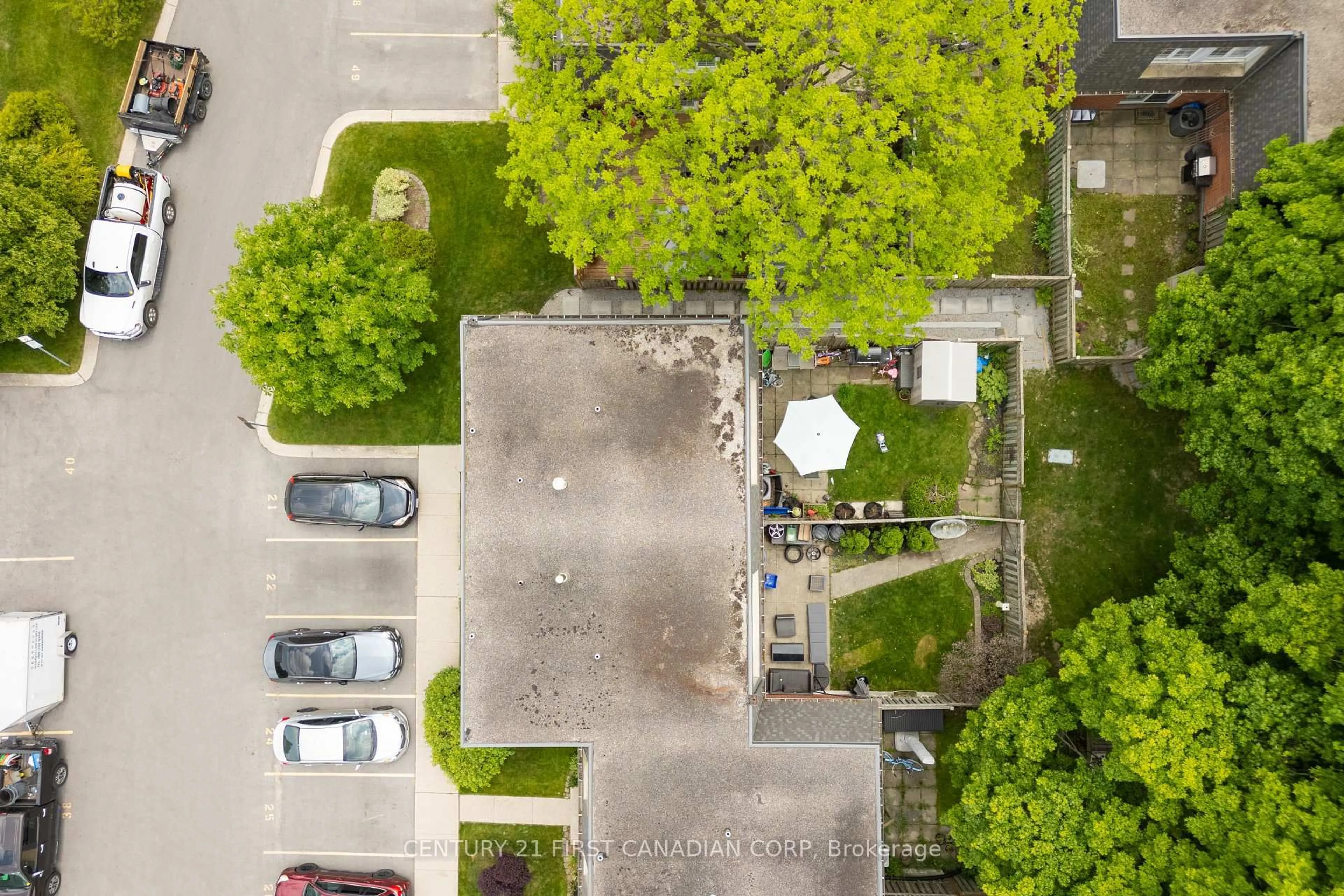 A pic from outside/outdoor area/front of a property/back of a property/a pic from drone, street for 1401 Wonderland Rd, London North Ontario N6G 2C2