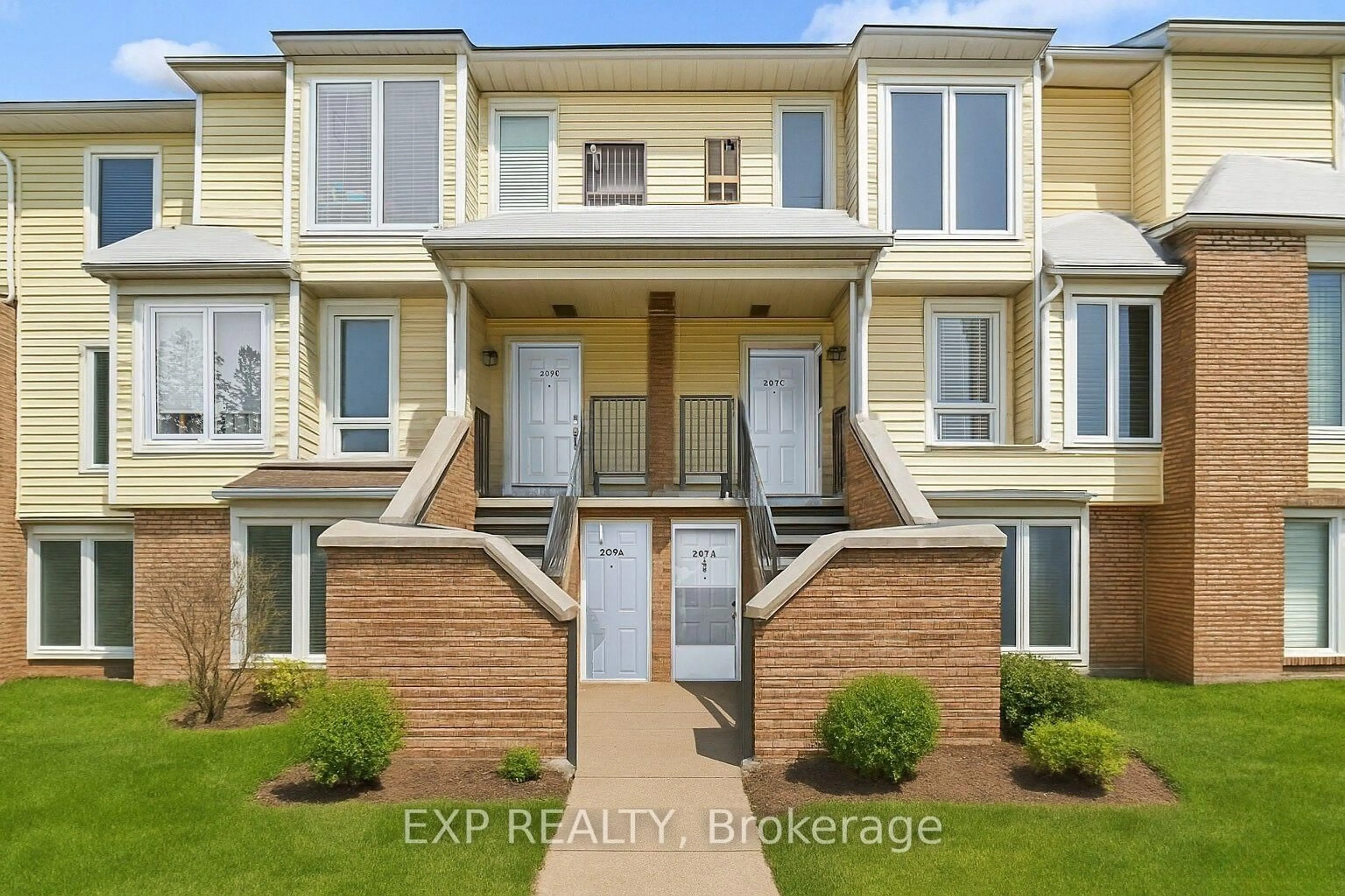 Indoor entryway for 207 Woodfield Dr #B, Ottawa Ontario K2G 4P2